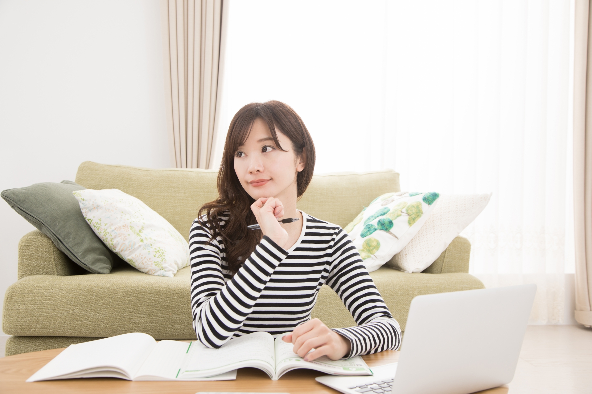 女性　勉強　資格　試験　ノートパソコン