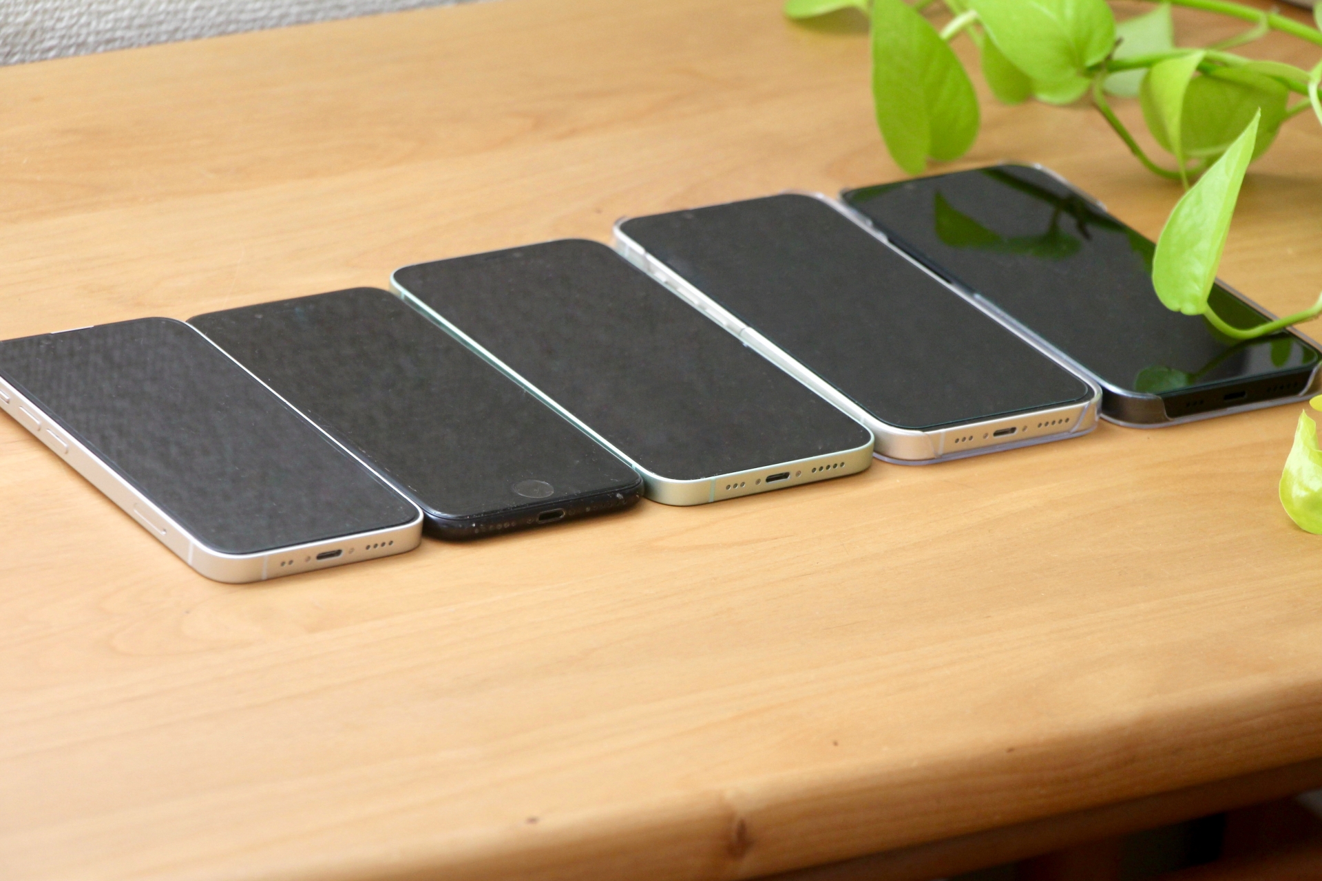 机の上に綺麗に揃えたスマホ