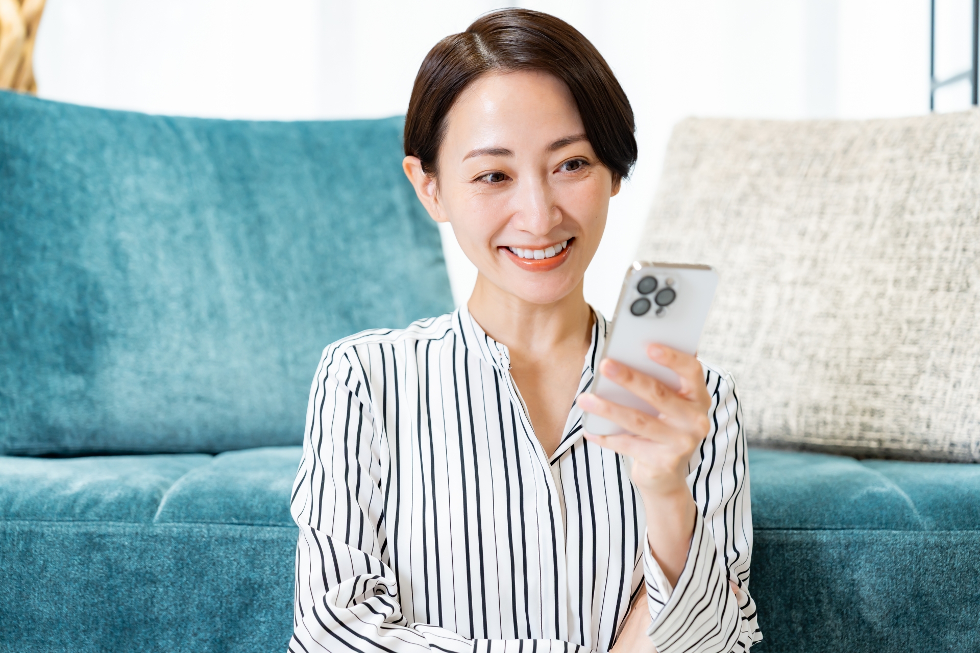 携帯を見る女性