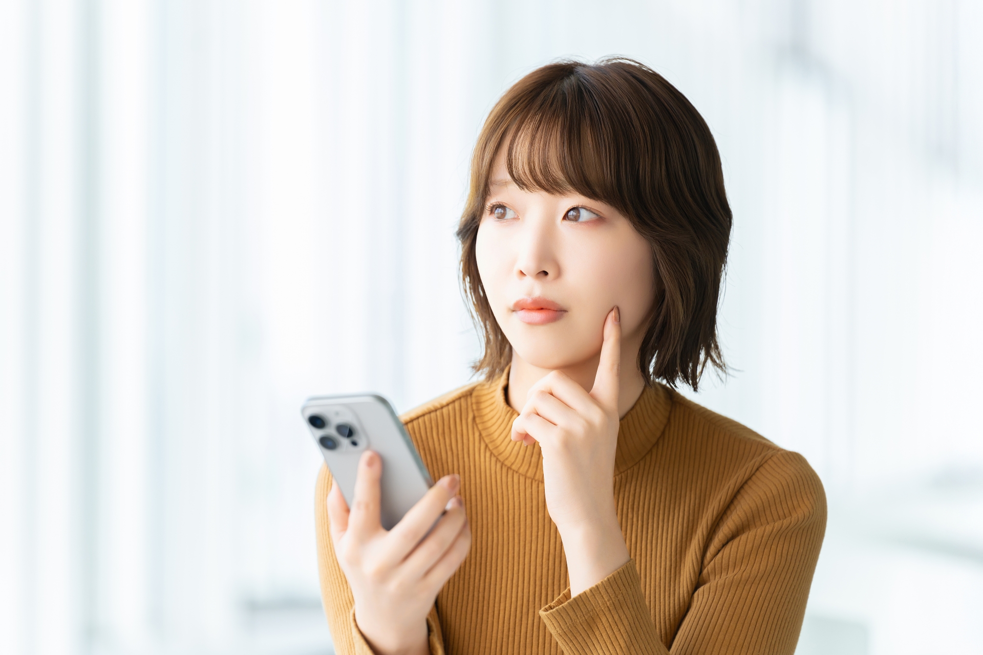 顔に指を当てて考える人