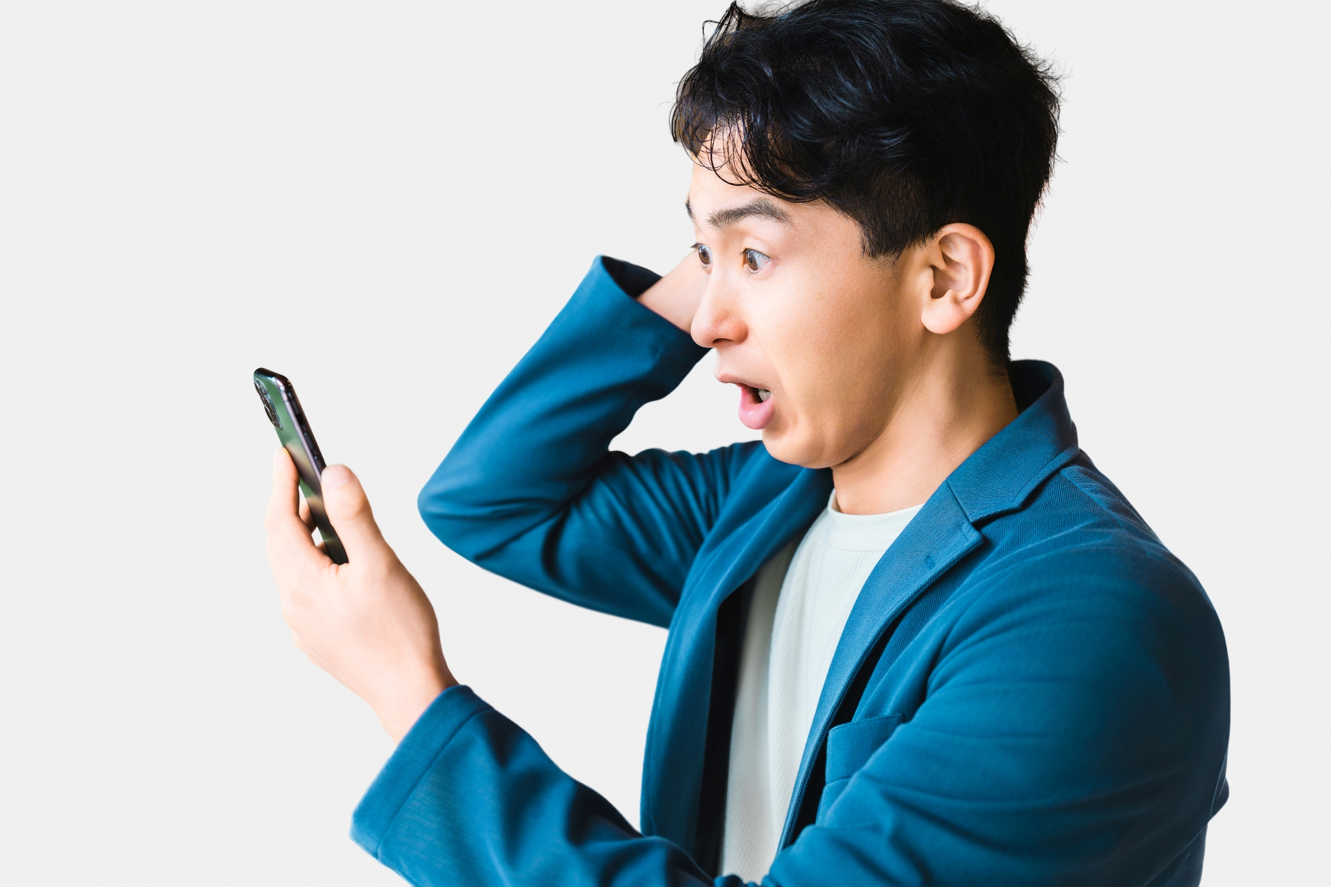 スマホを見て驚く男性ビジネスマン
