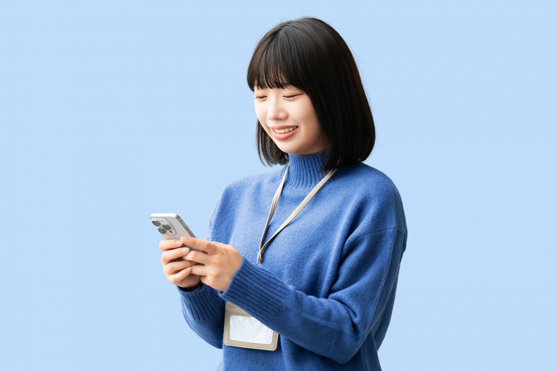 スマホを使う笑顔の女性