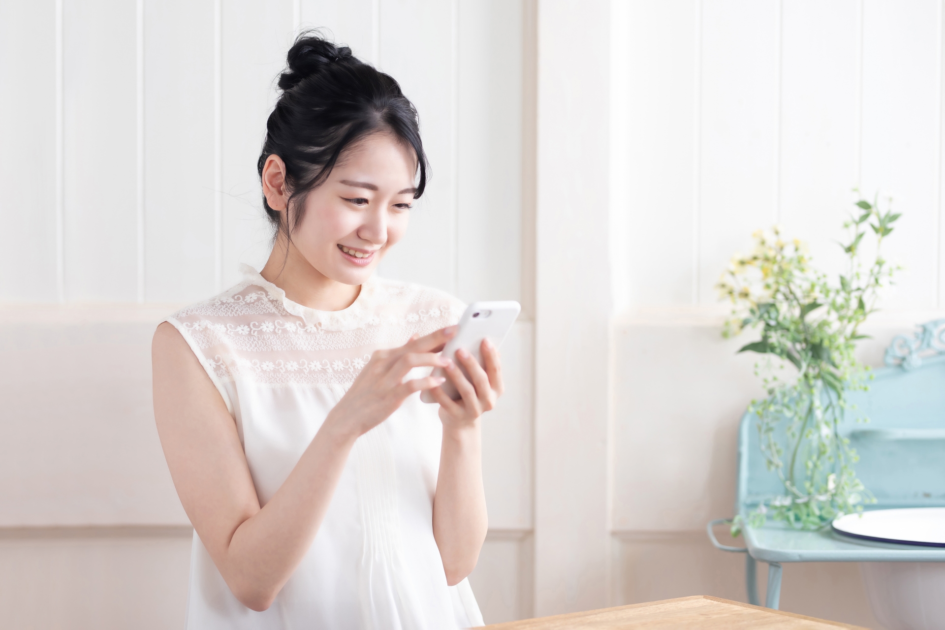 スマホを見て考える女性・ビジネスウーマン