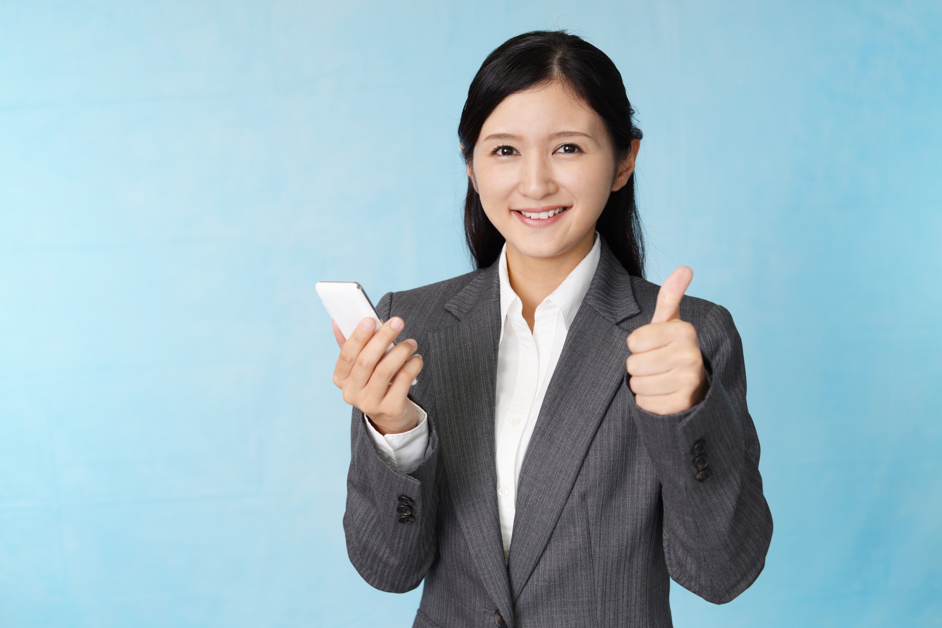 スマートフォンを持つビジネスウーマン