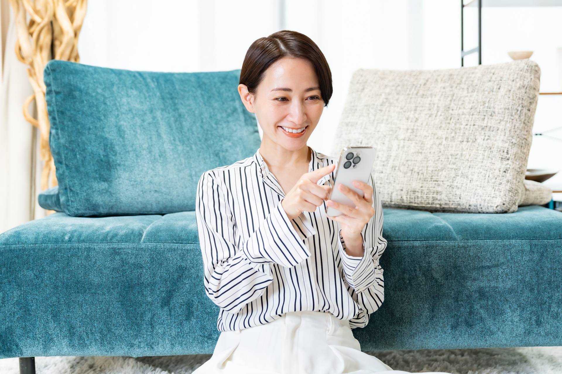 携帯を見る女性