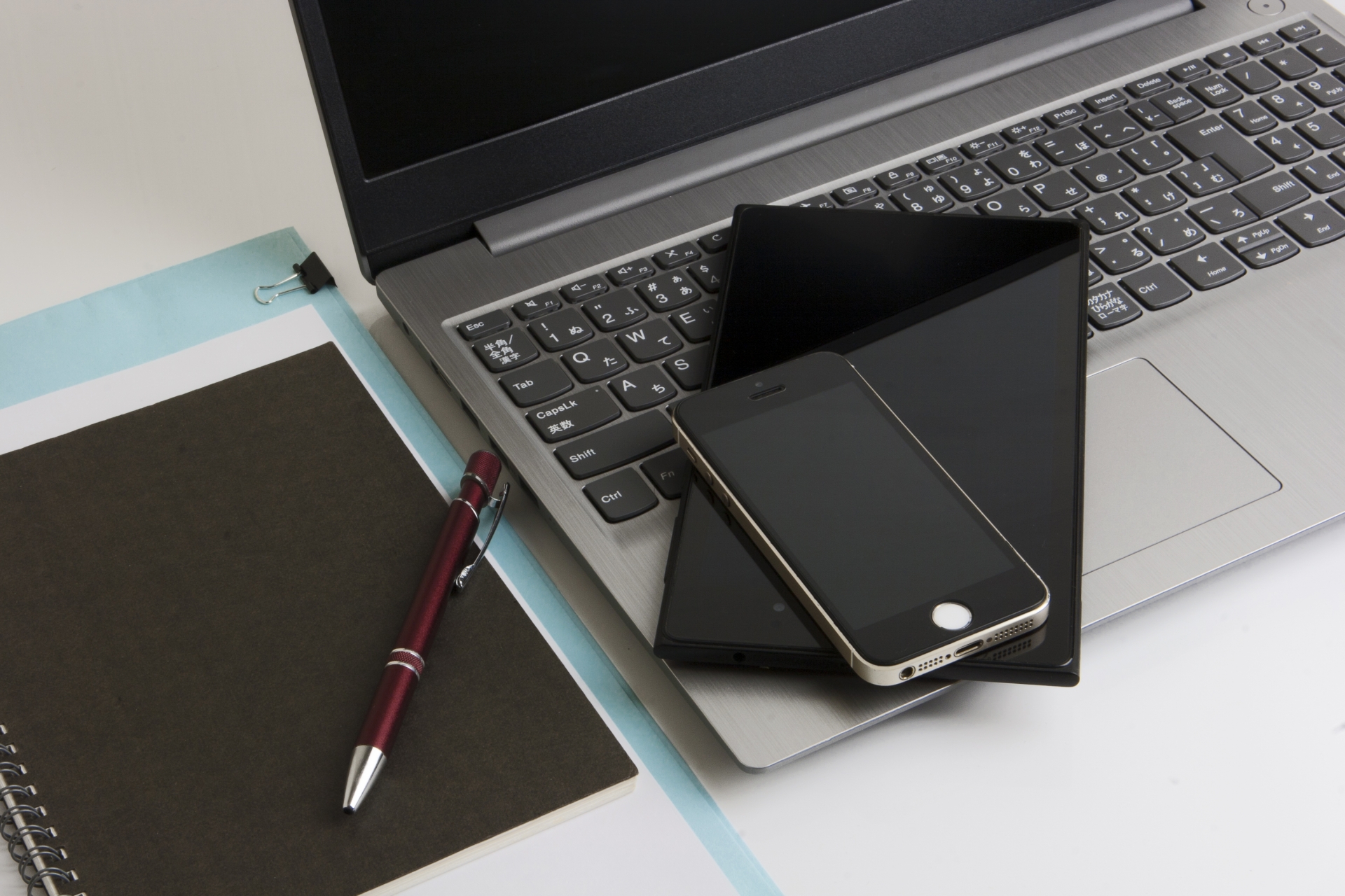 ノートパソコンとスマホとタブレット端末
