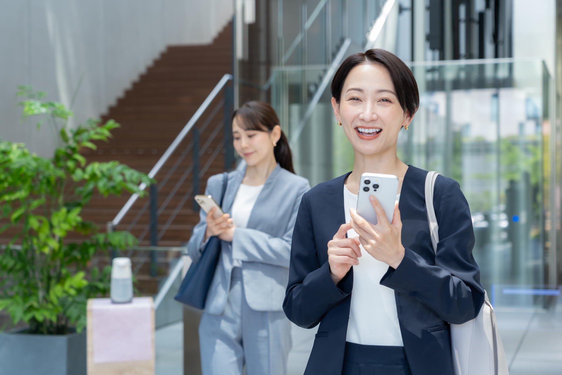 オフィスに通勤をするビジネスウーマン