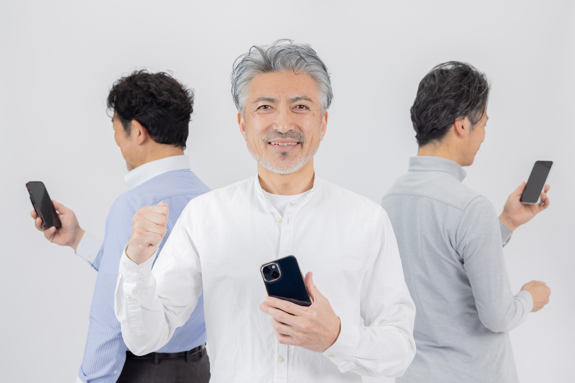 スマートフォンで検索するミドルエイジ男性