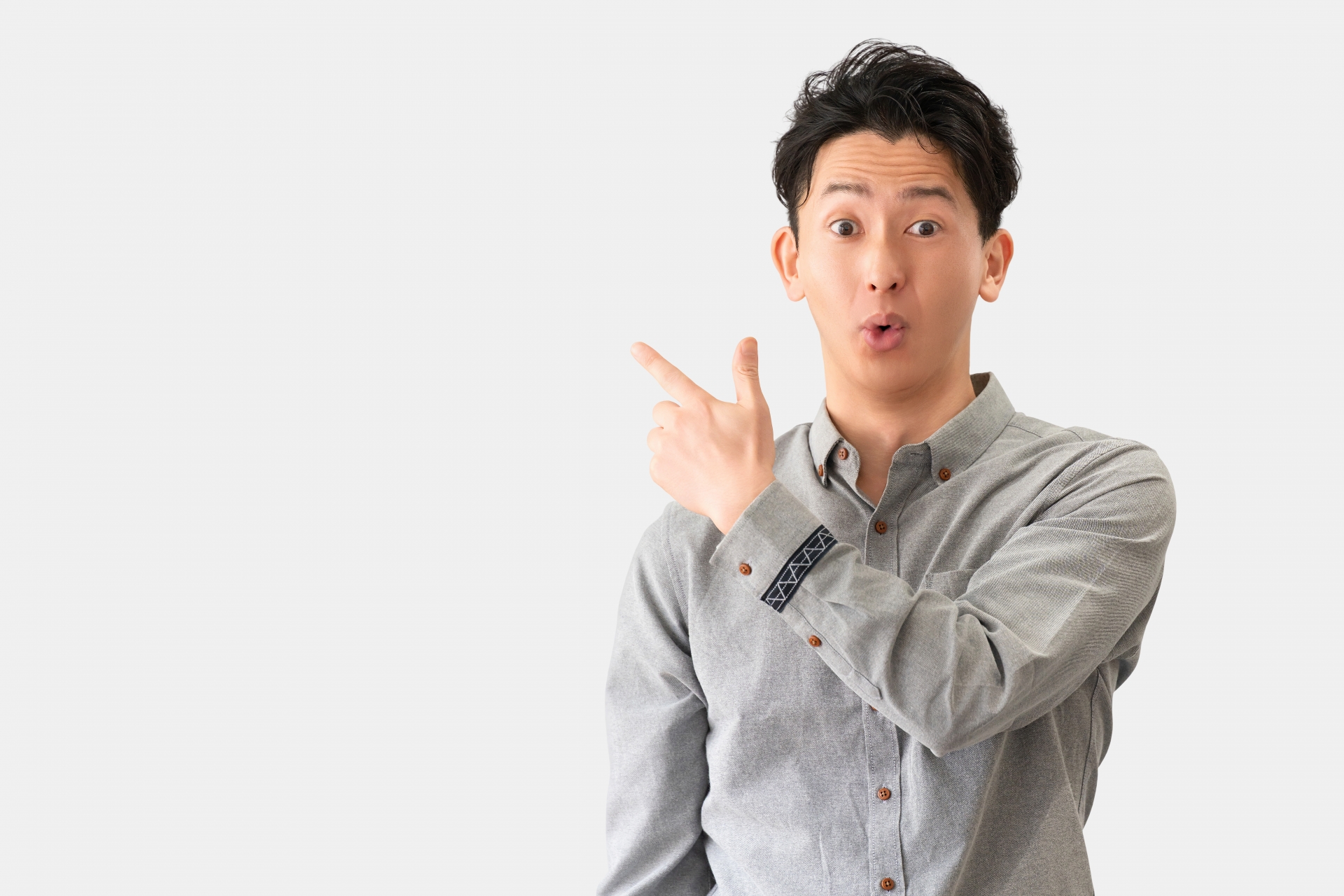 驚いた表情で指を差す男性ビジネスマン