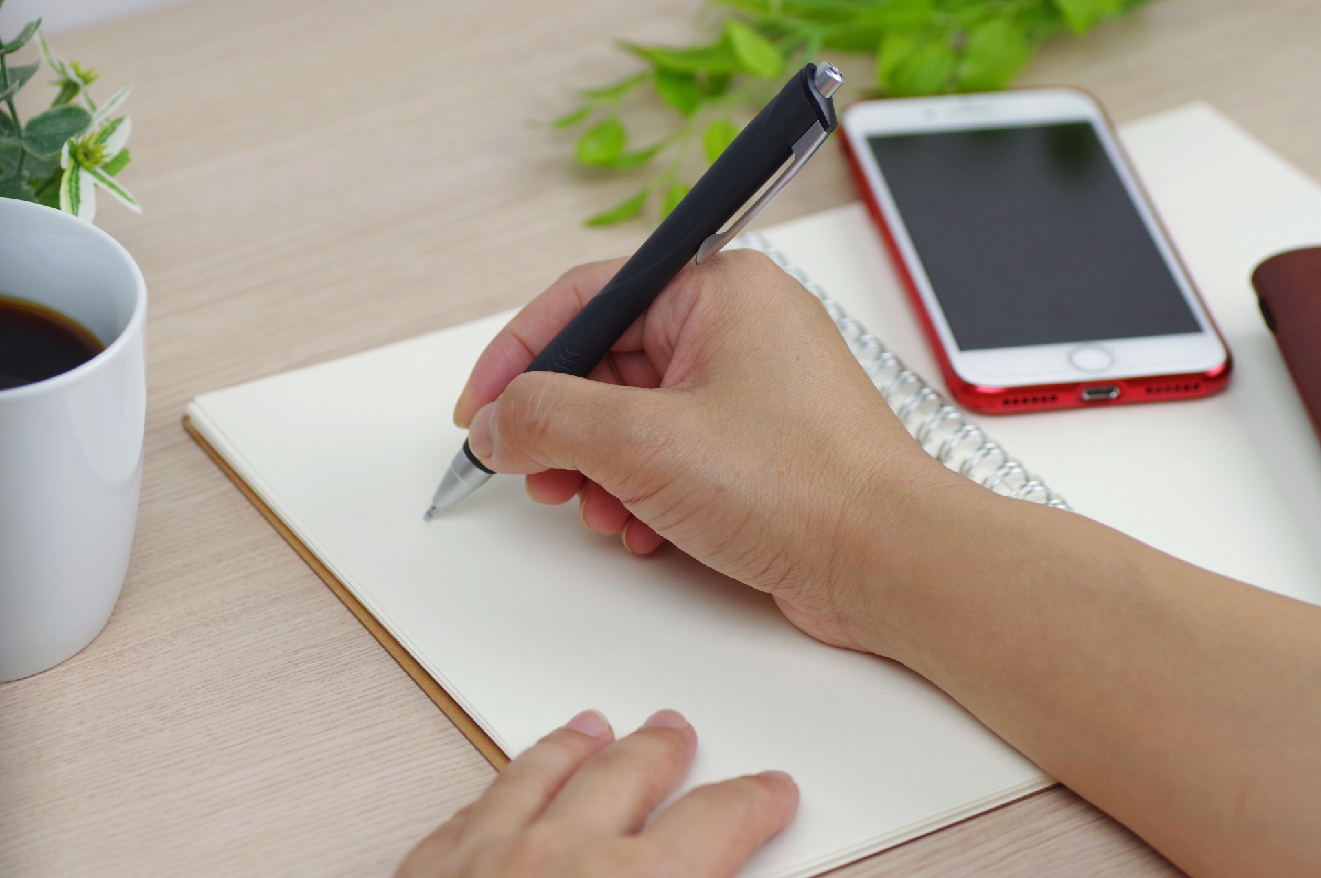 ノートに文字を書く手元
