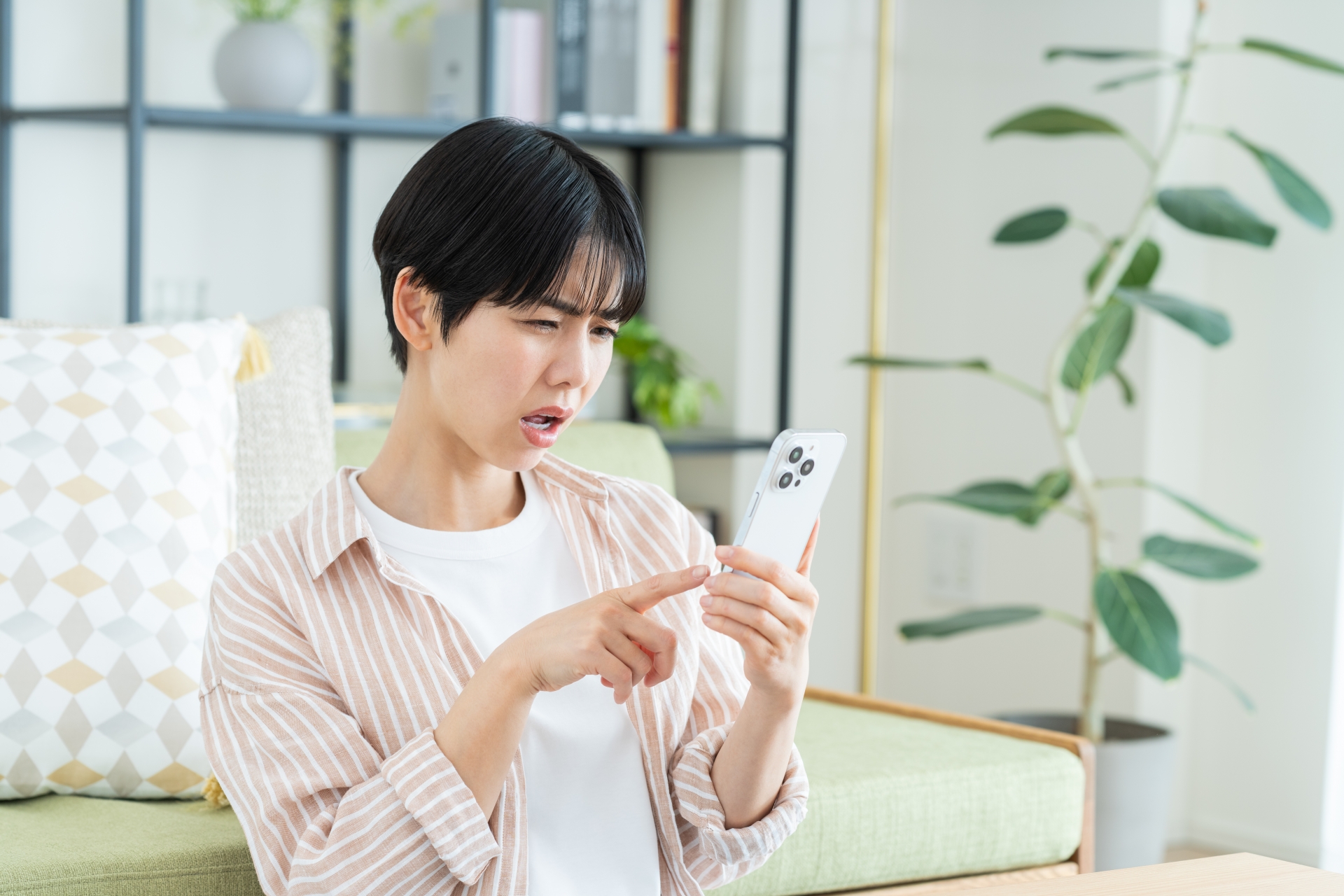 顔をしかめる女性