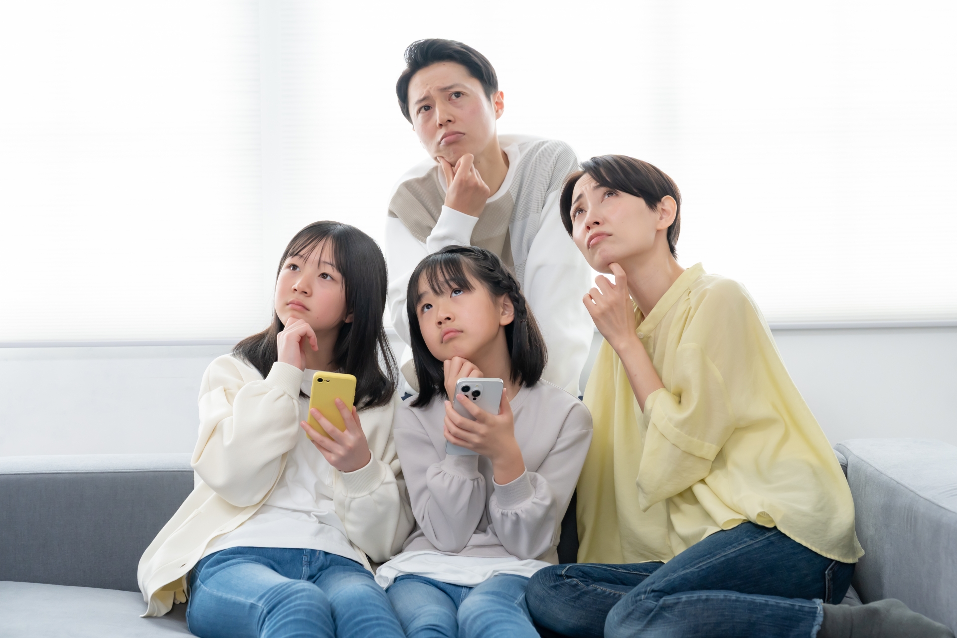 携帯を持つ親子