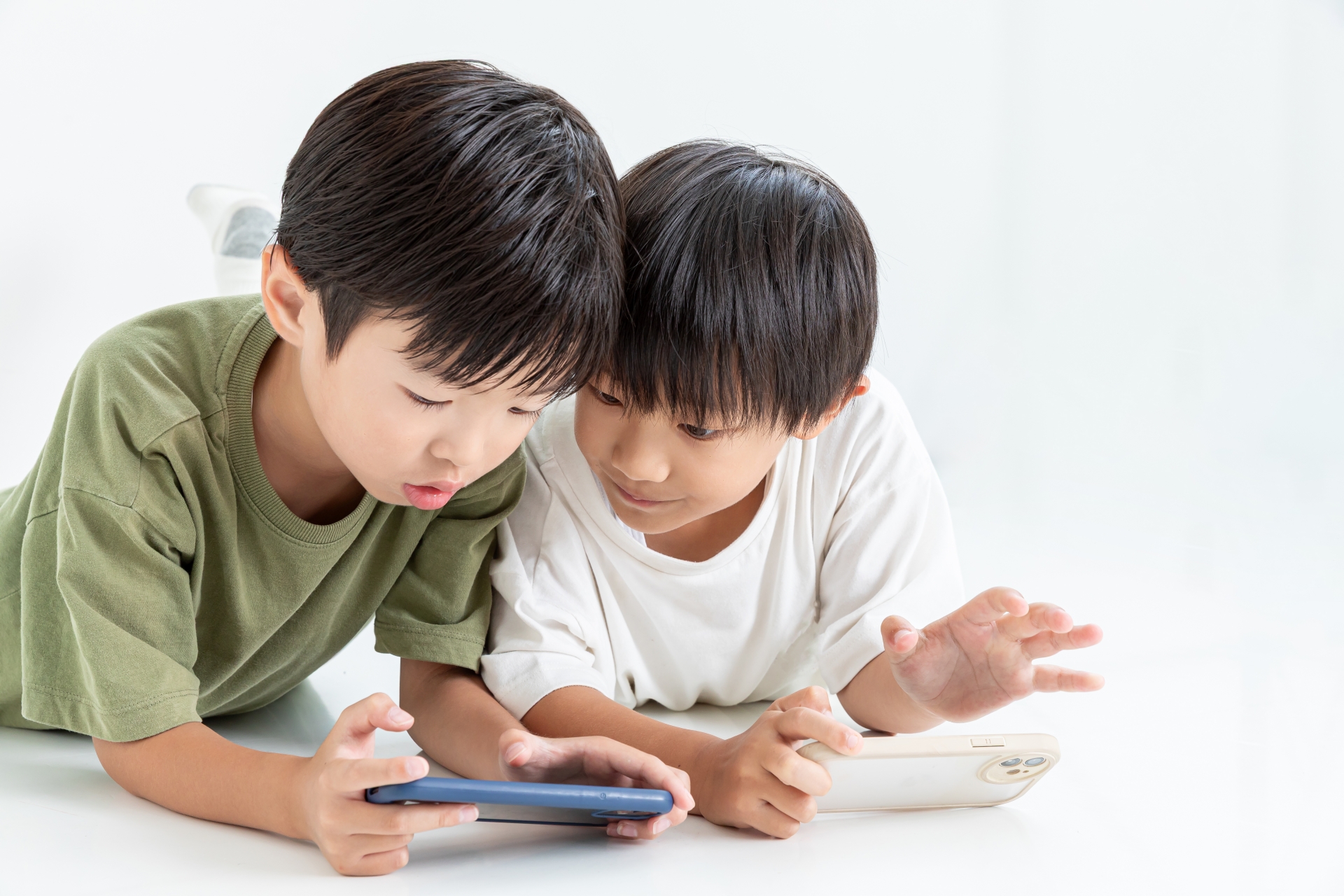 スマホを見る子ども