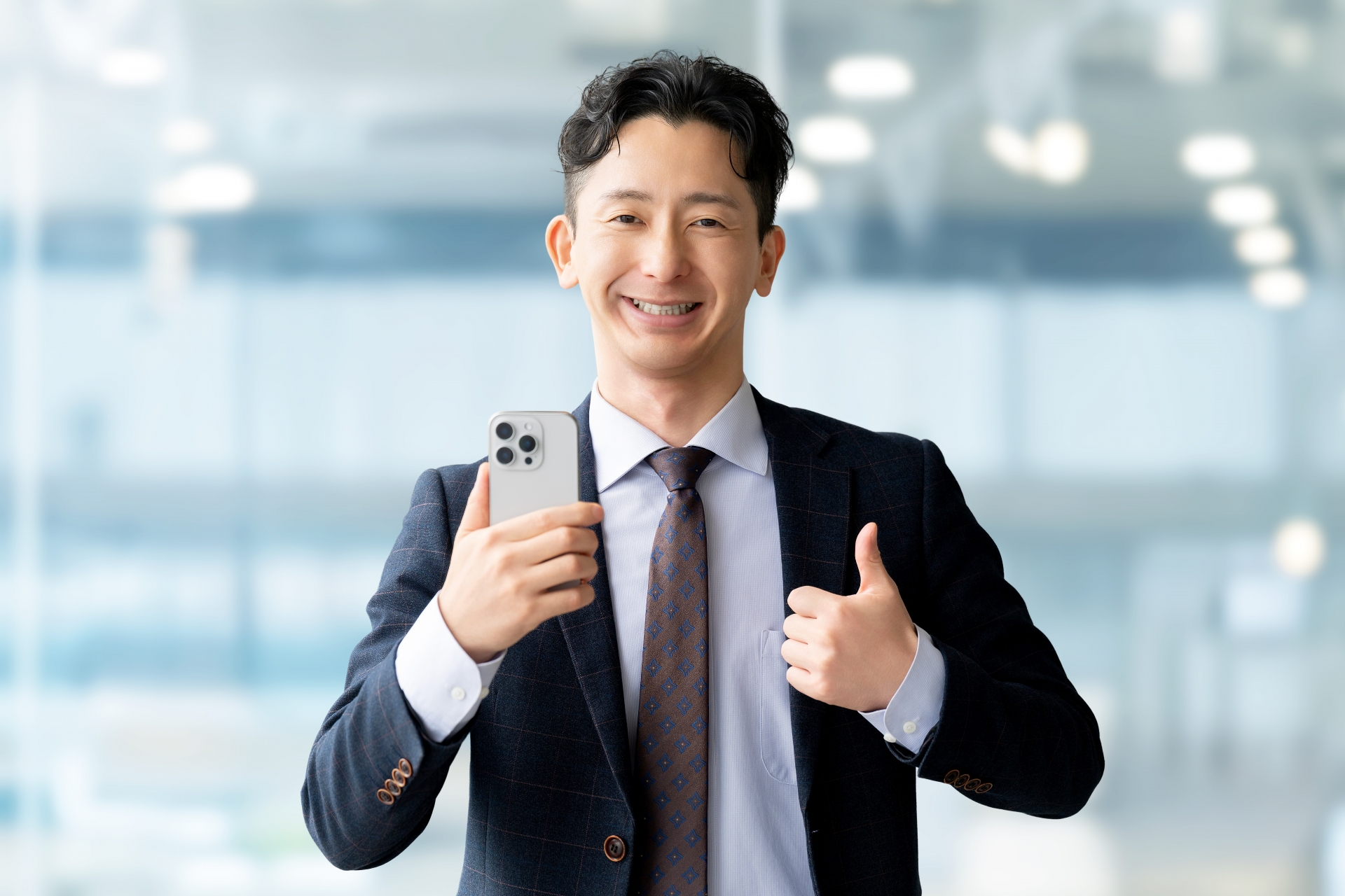 グッドサインをする男性