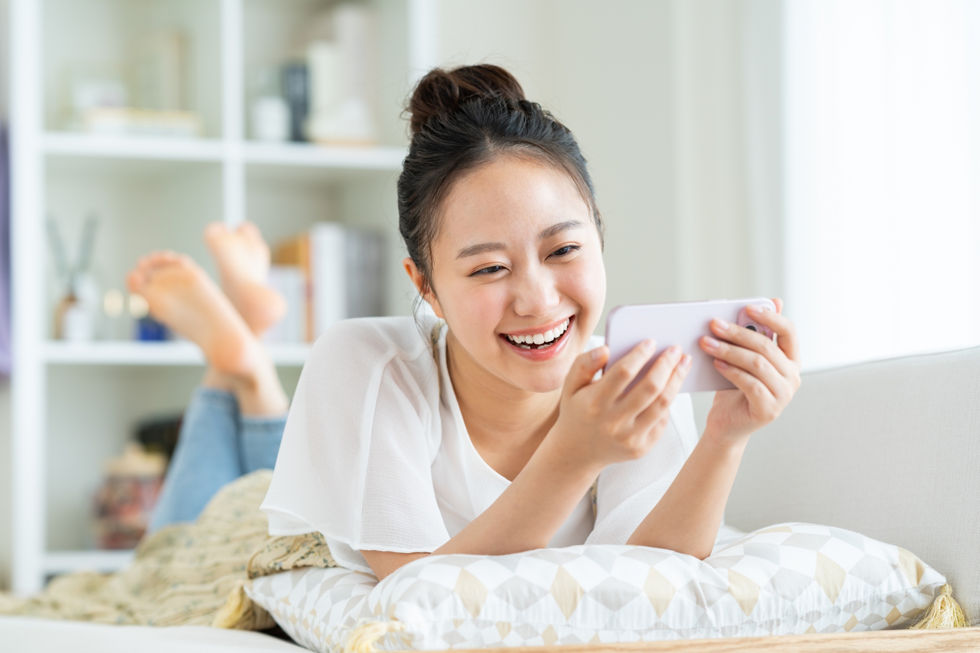 スマホで動画を見る若い女性