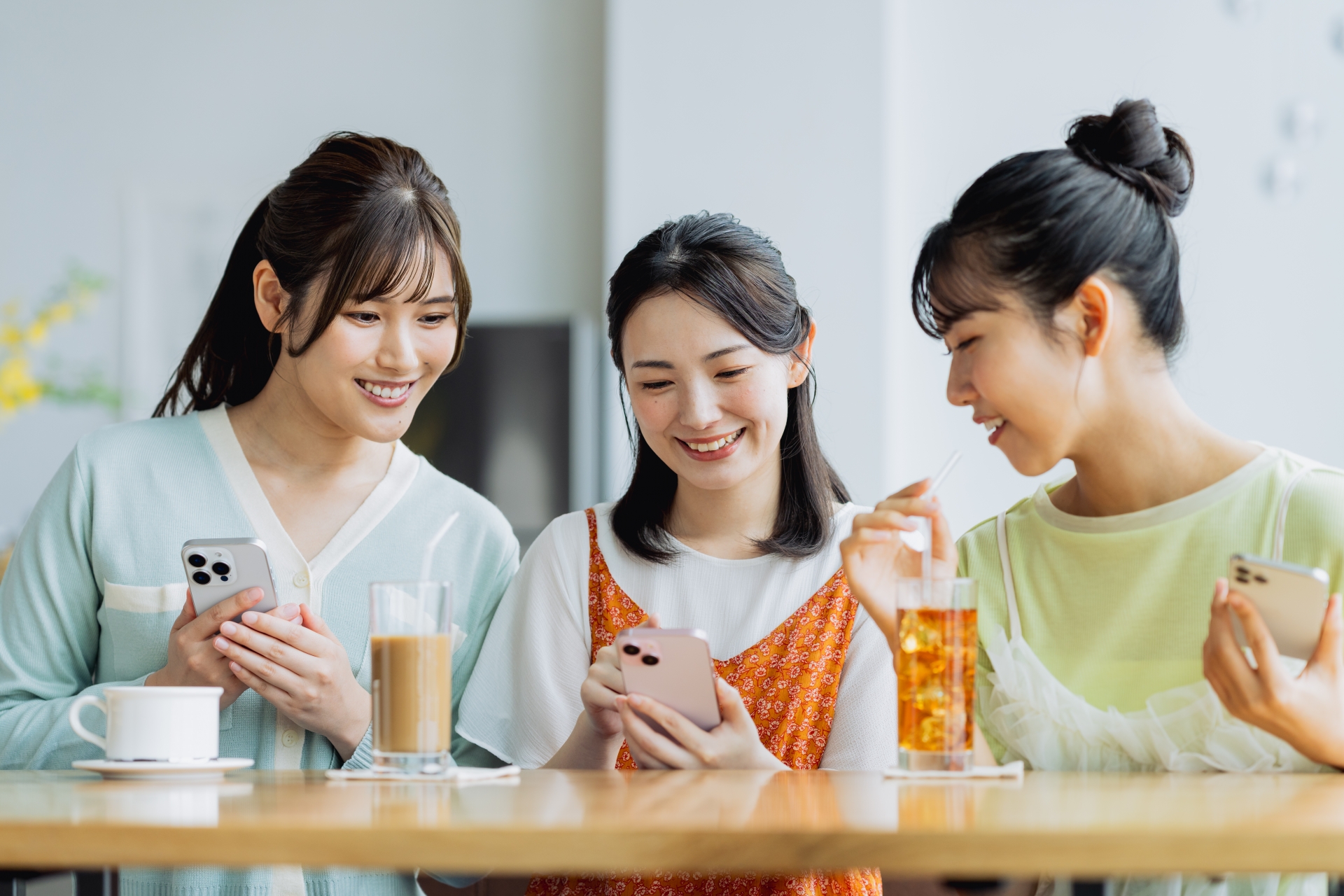 カフェで女子会をする若い女性