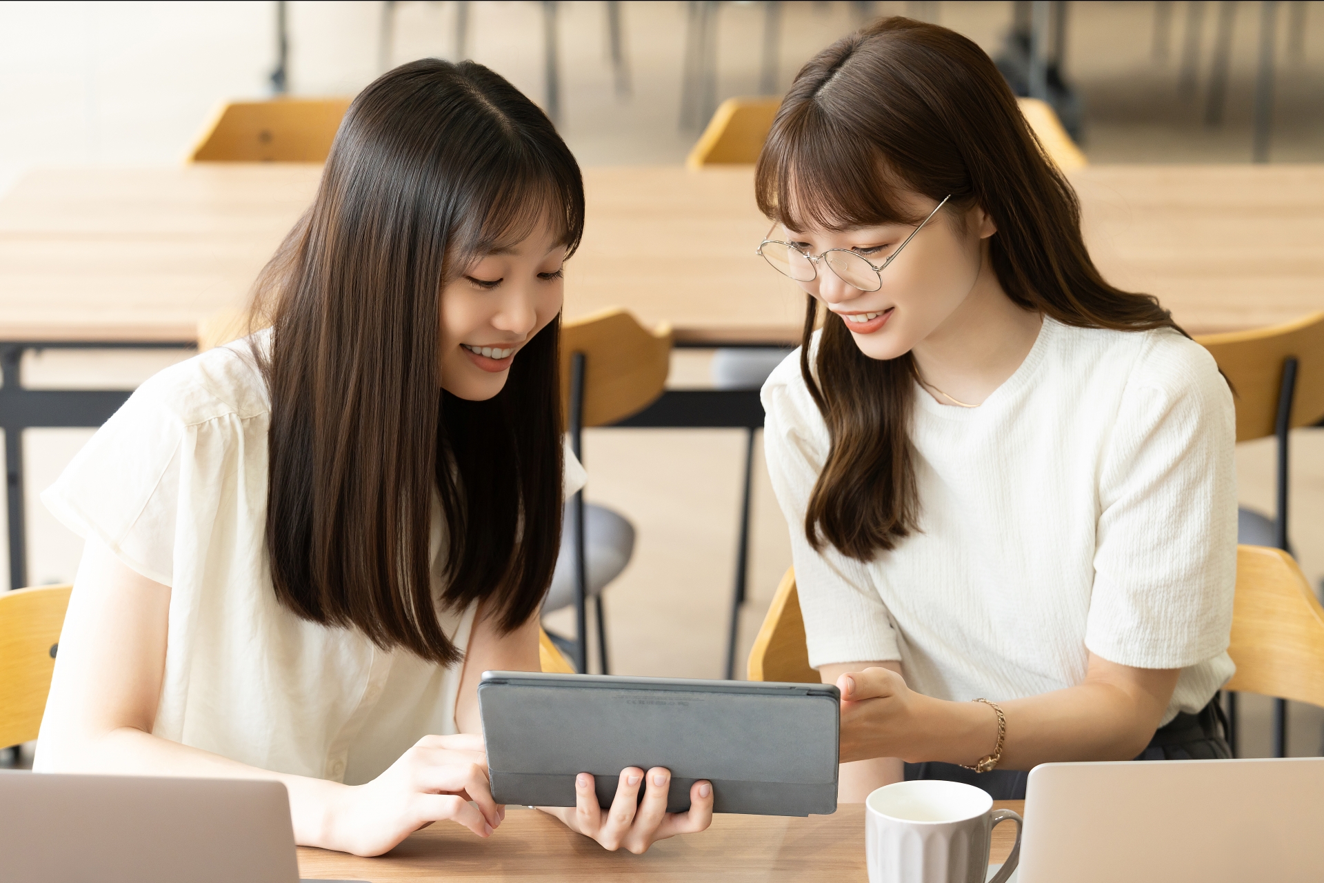 ミーティングをする2人のビジネスウーマン