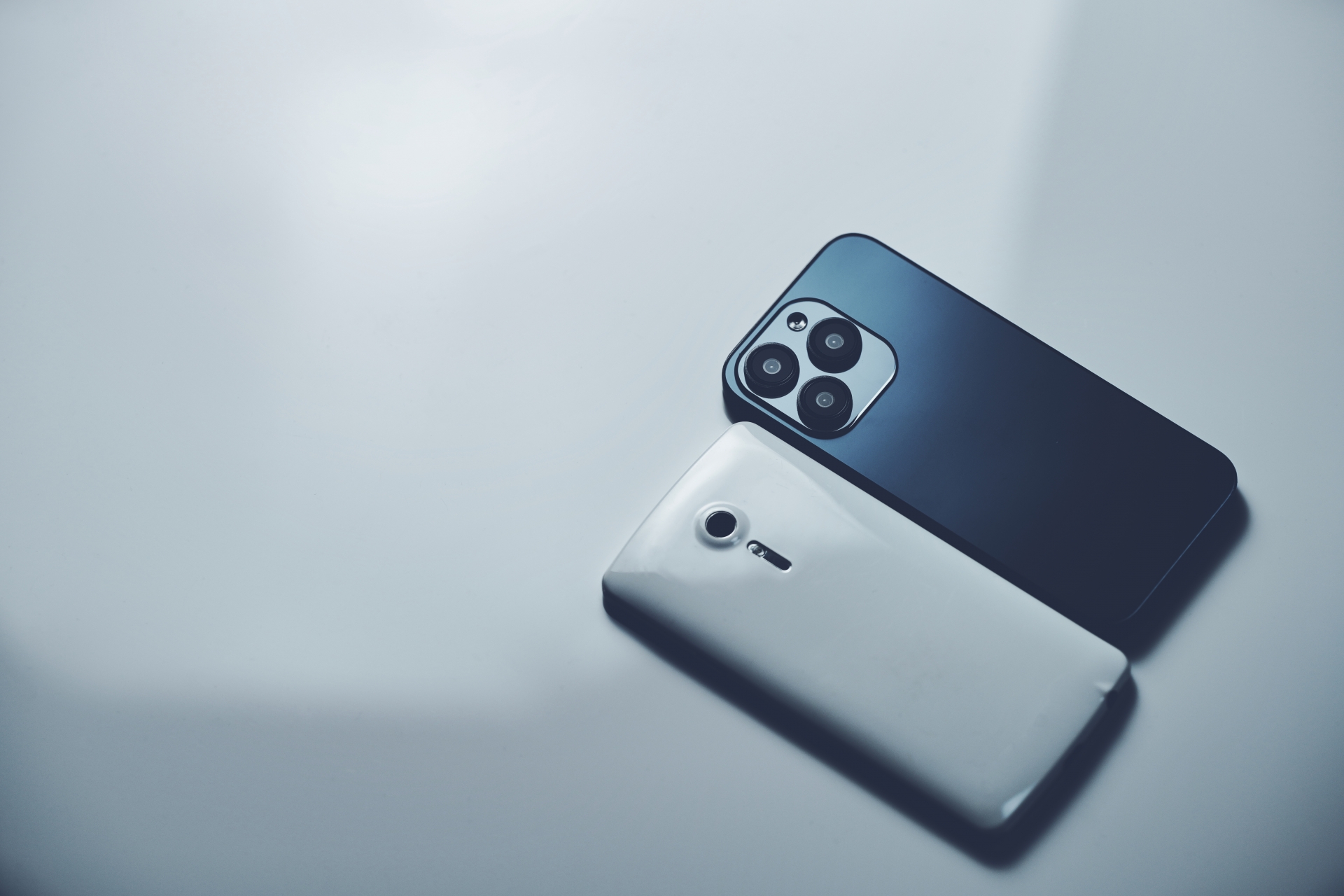 新しいスマホと古いスマホ