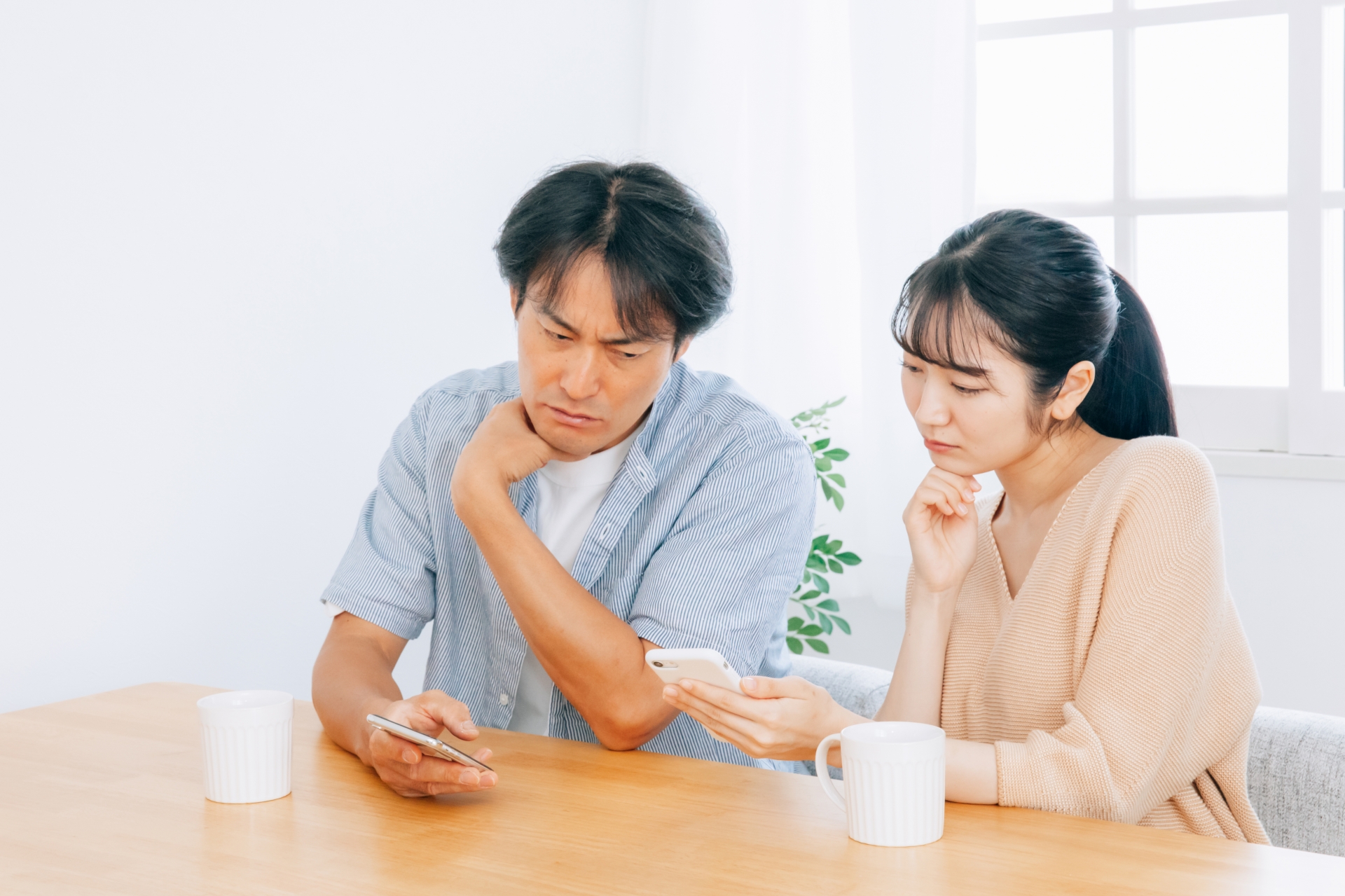 スマホを見る夫婦（困る）