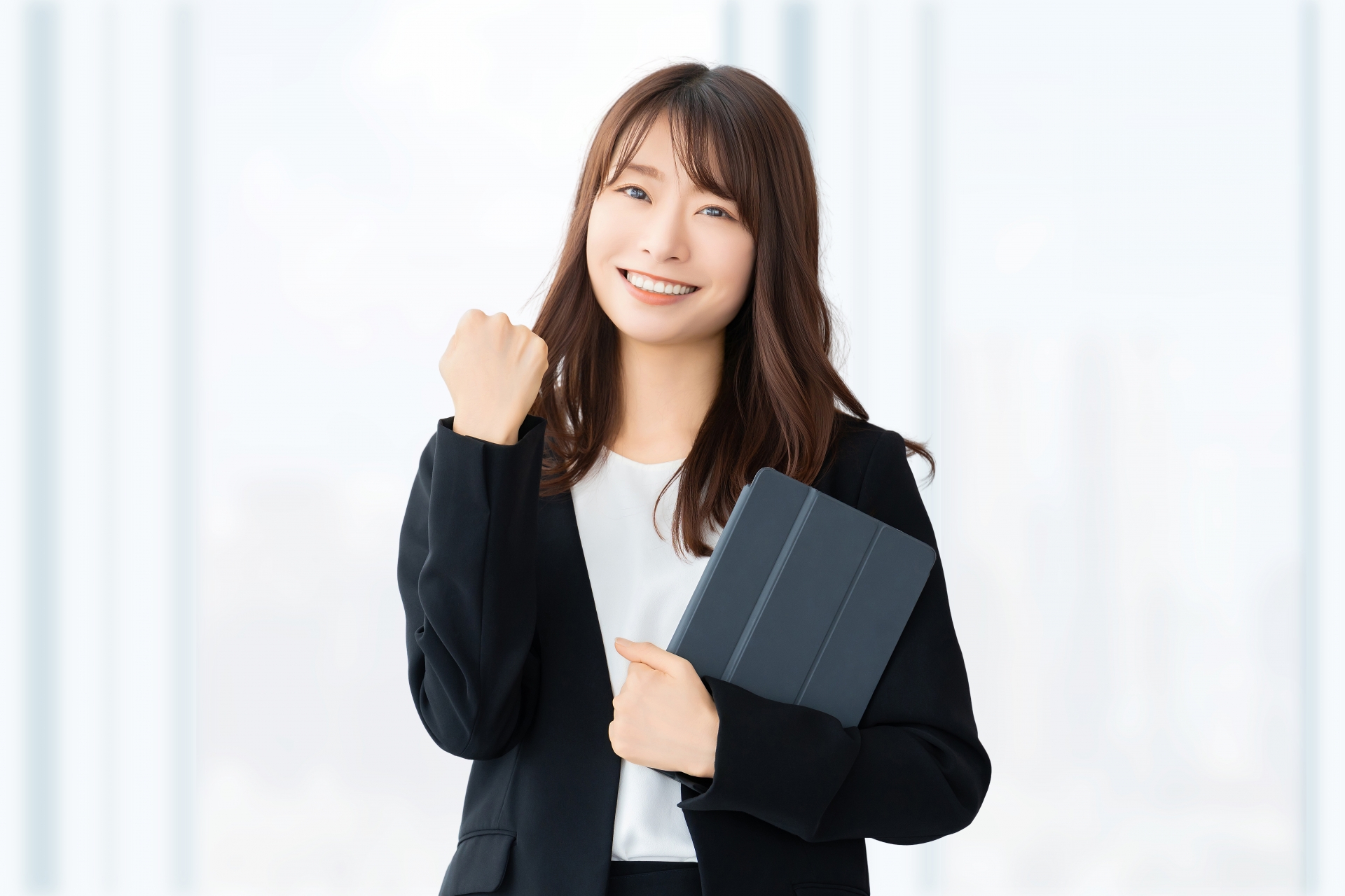 ガッツポーズをする女性