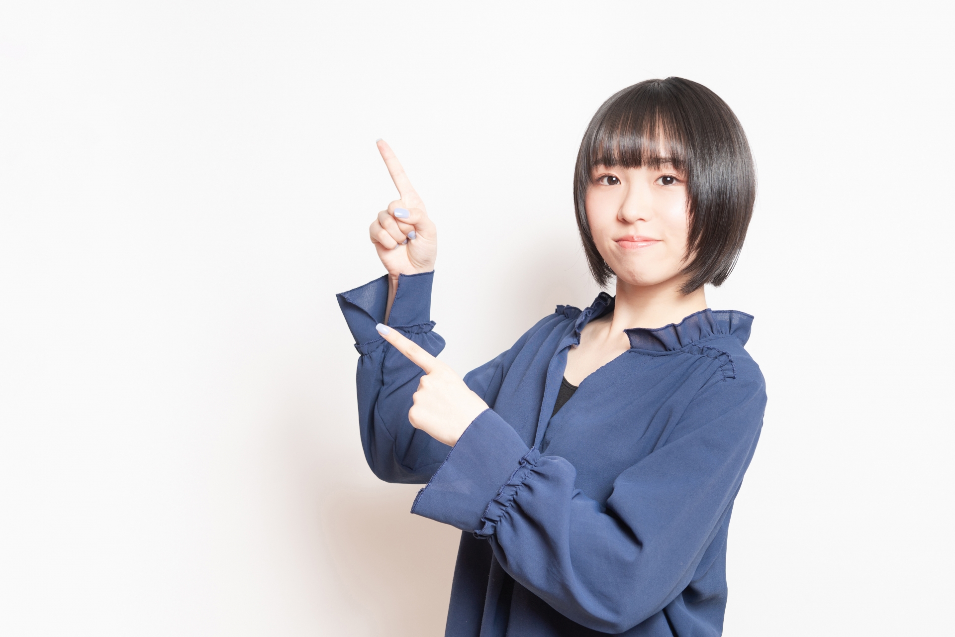 ポイントを示す若い女性