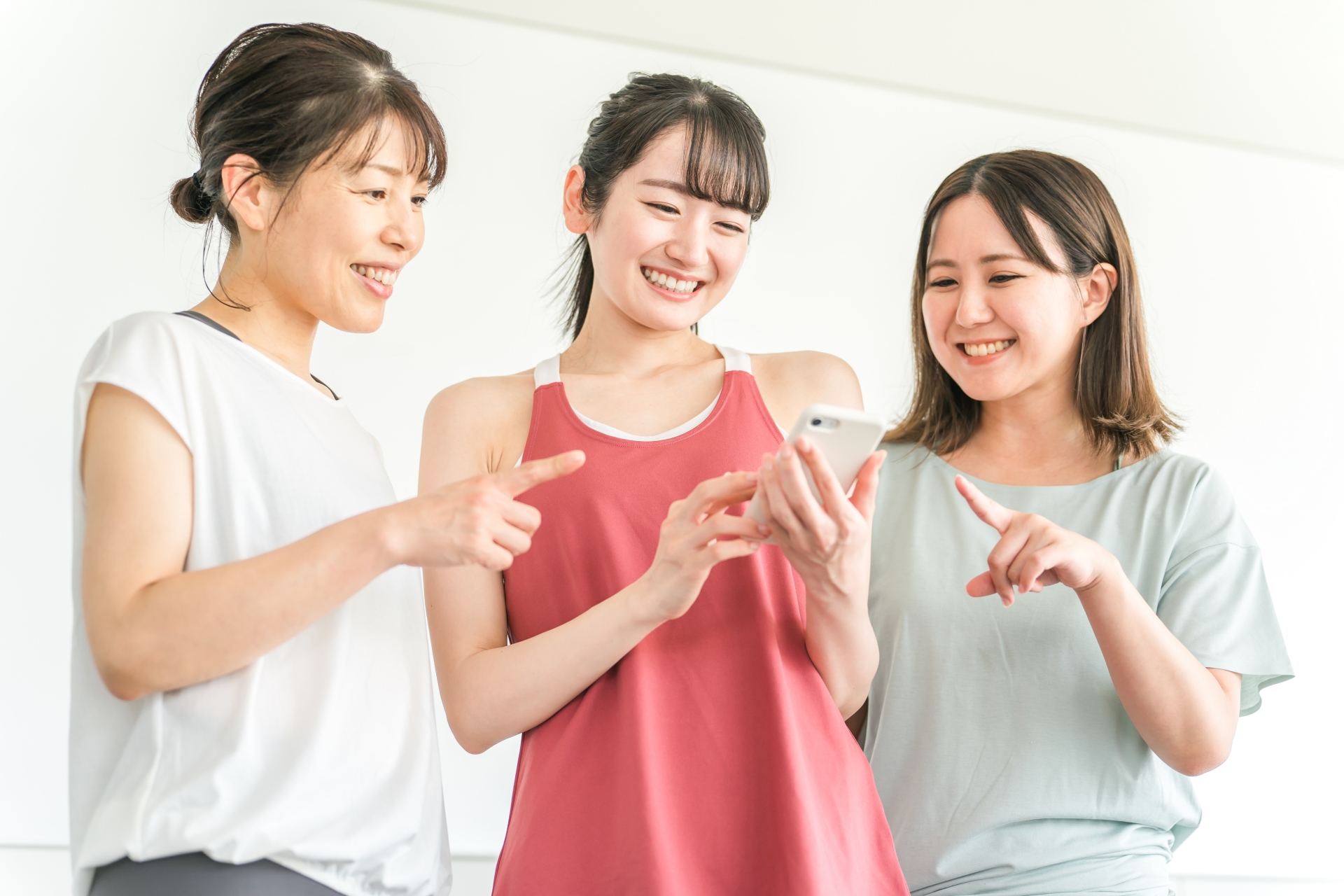 ジムでスマホのダイエットアプリを使う女性