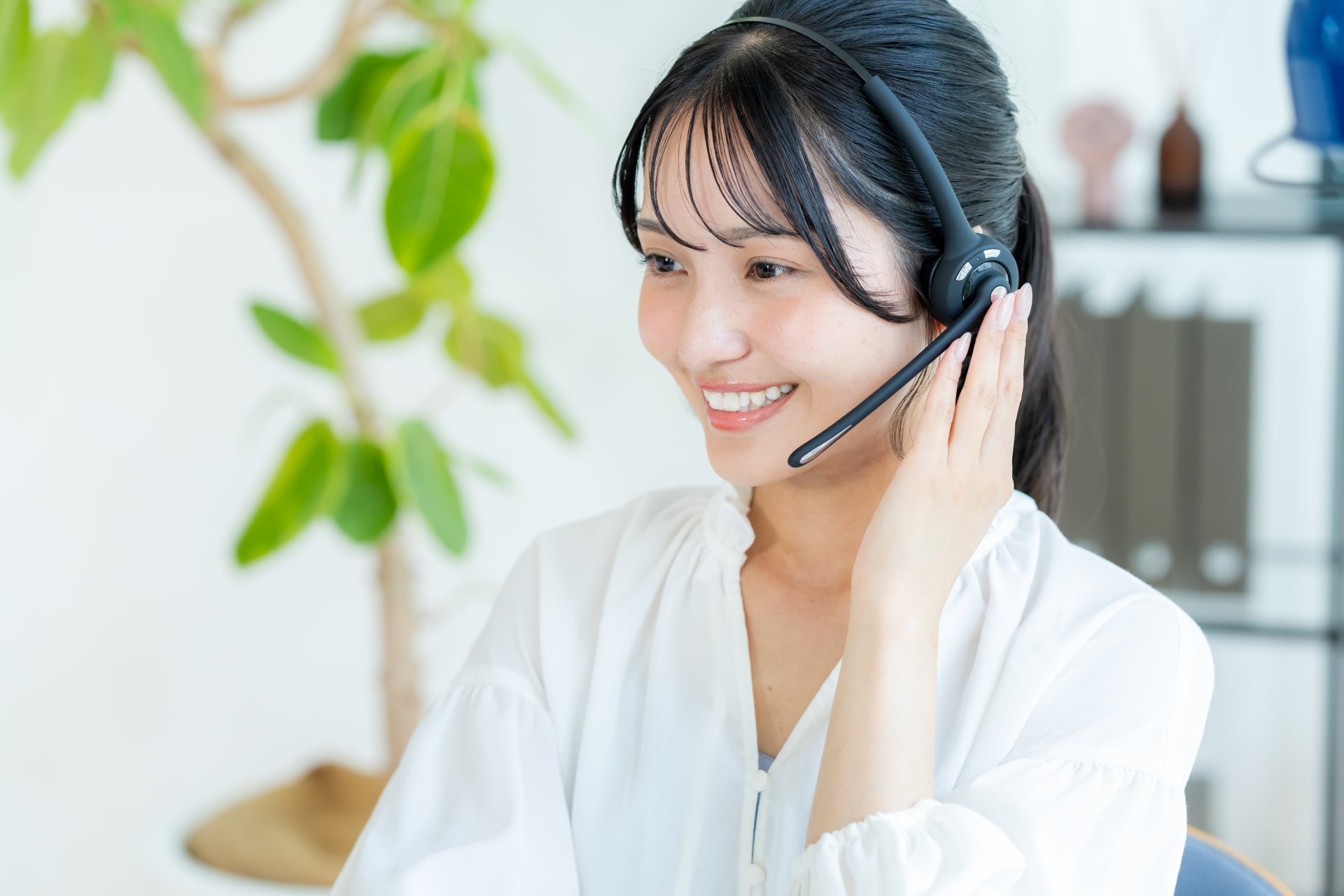 ヘッドセットで通話する女性