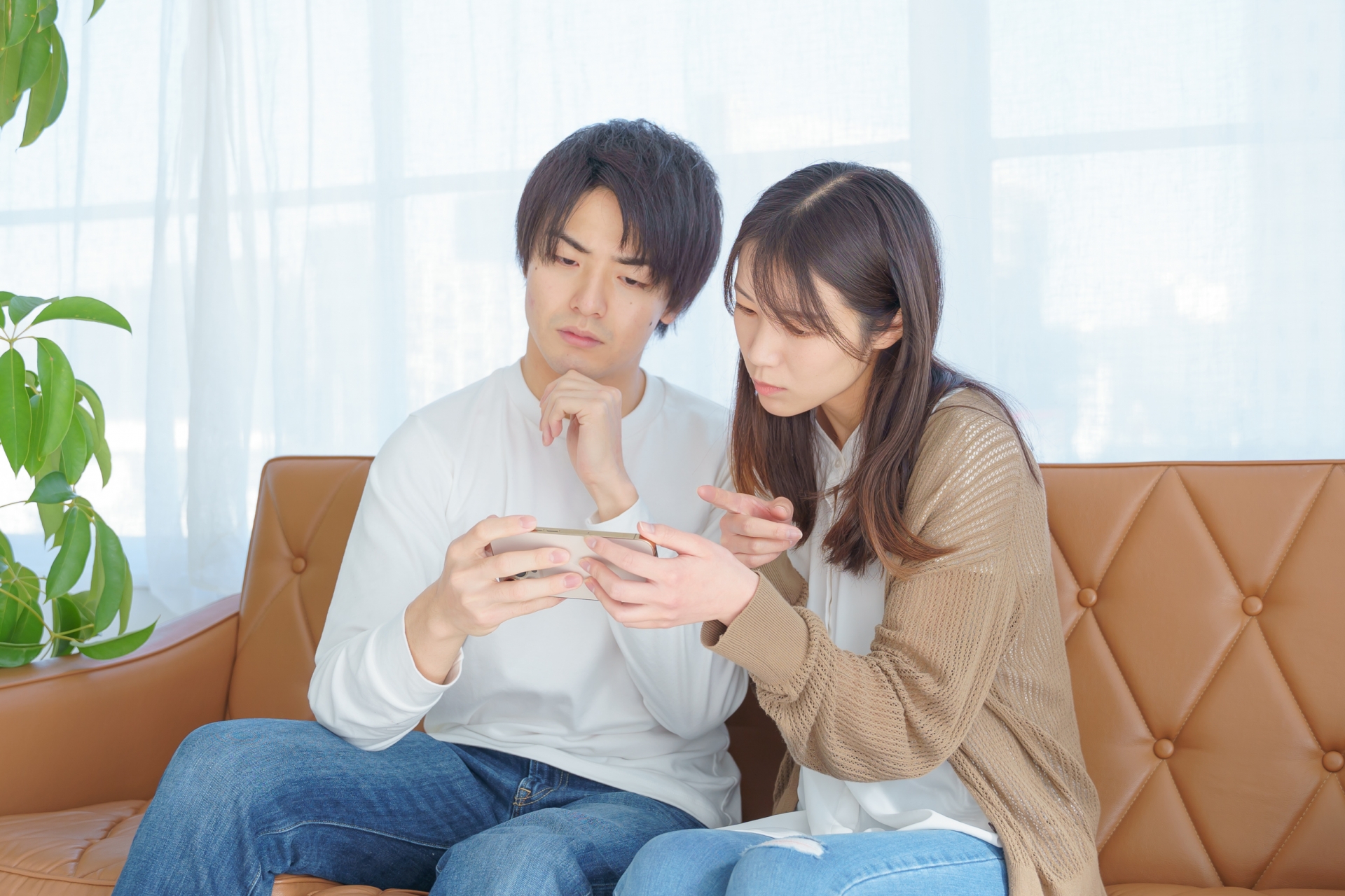 スマホを見る男女