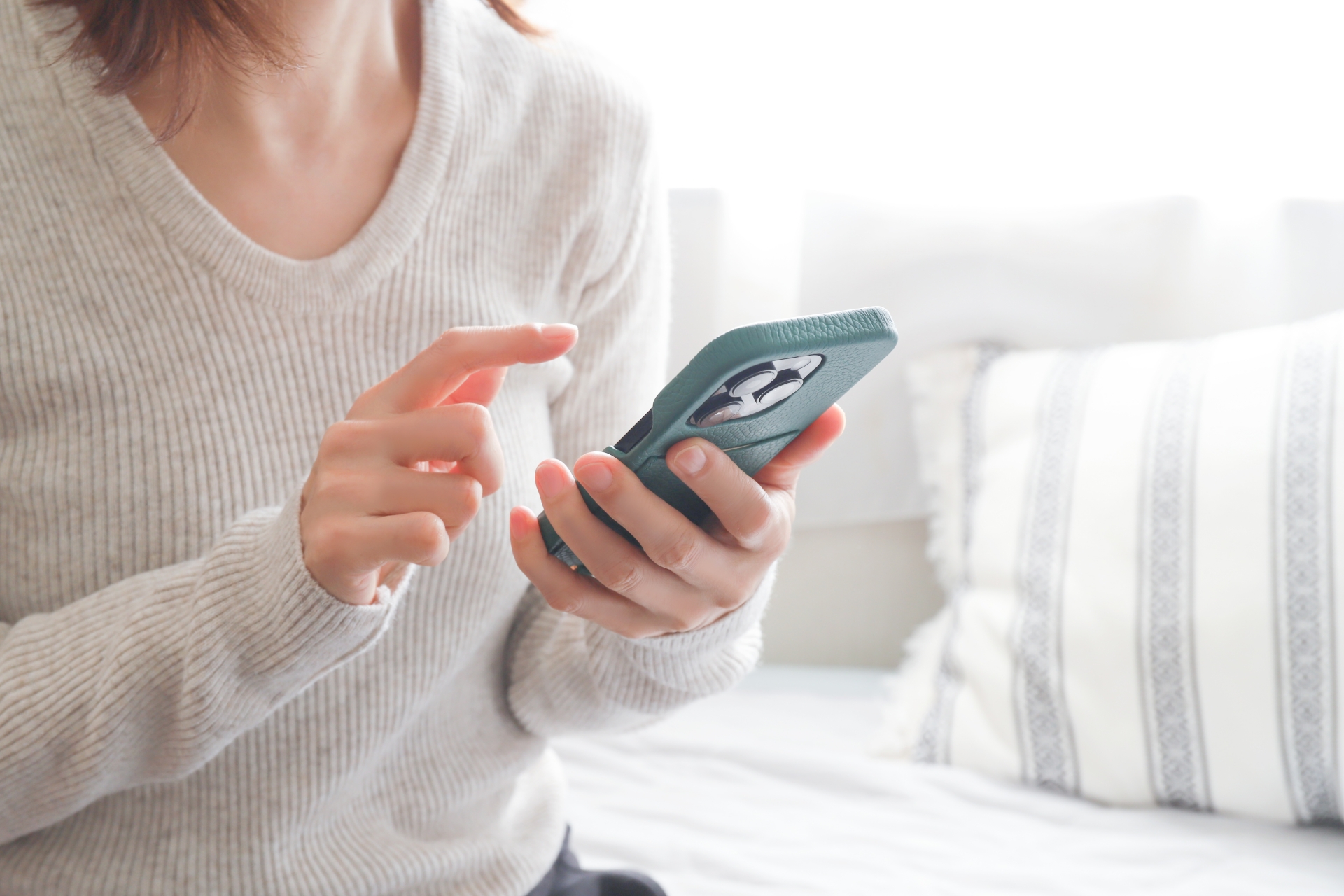 スマホを操作する女性