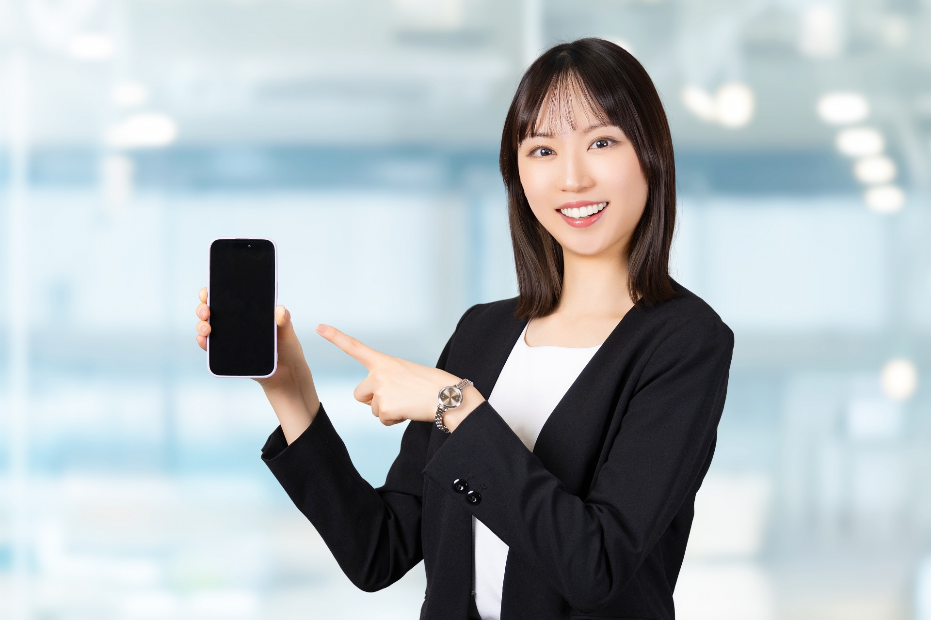 スマホの画面を指差す女性