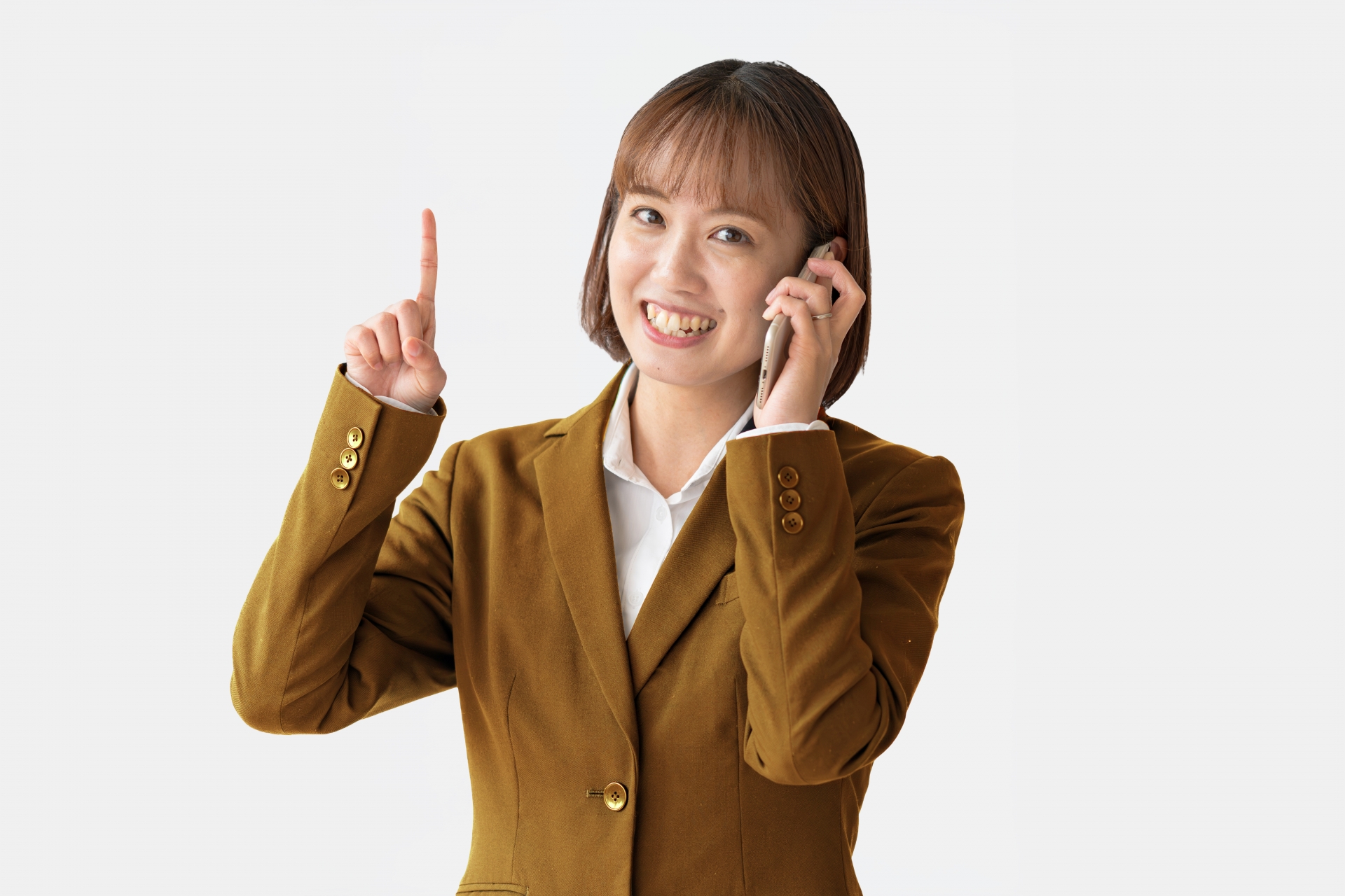笑顔で電話をする女性