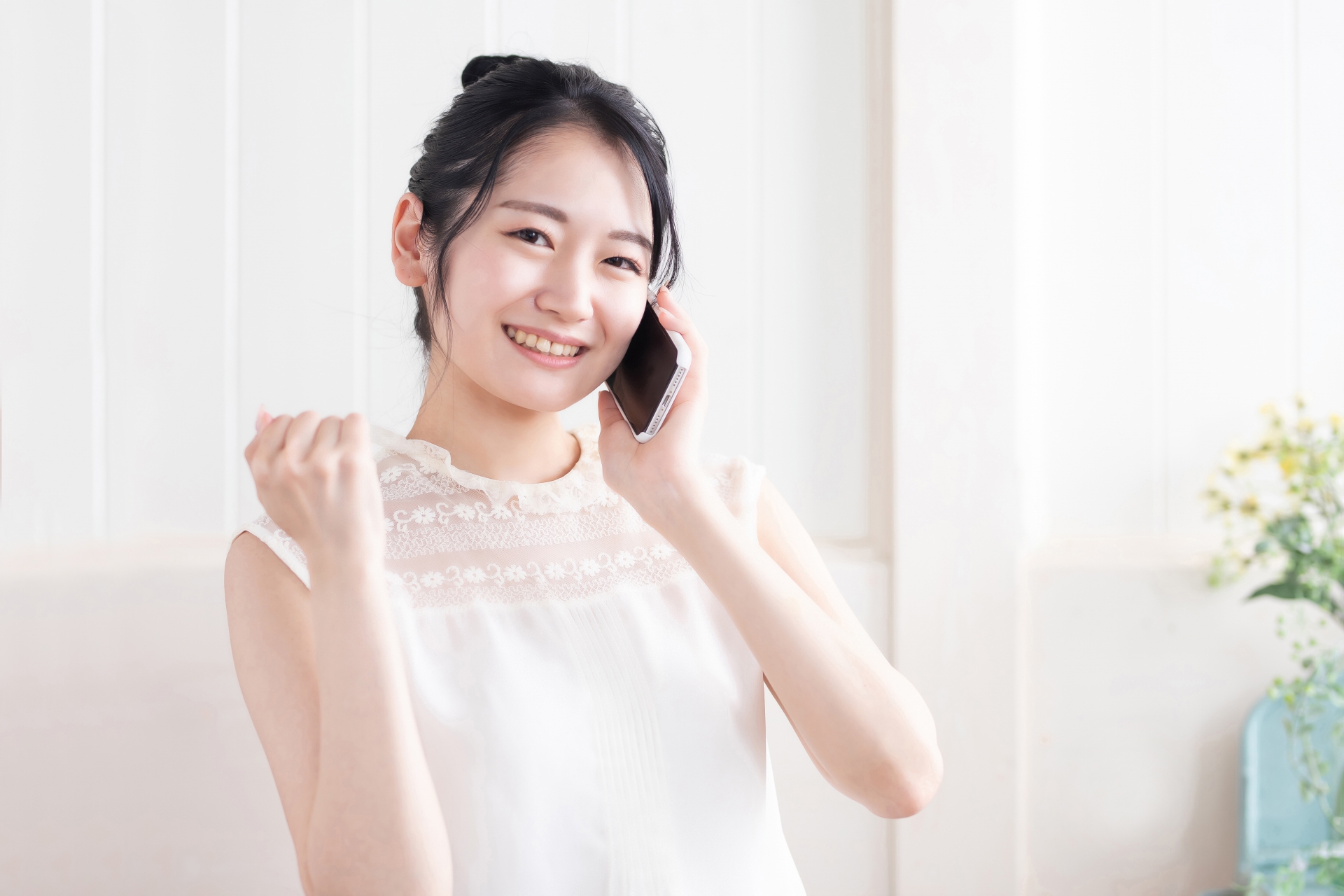 スマホで通話する女性