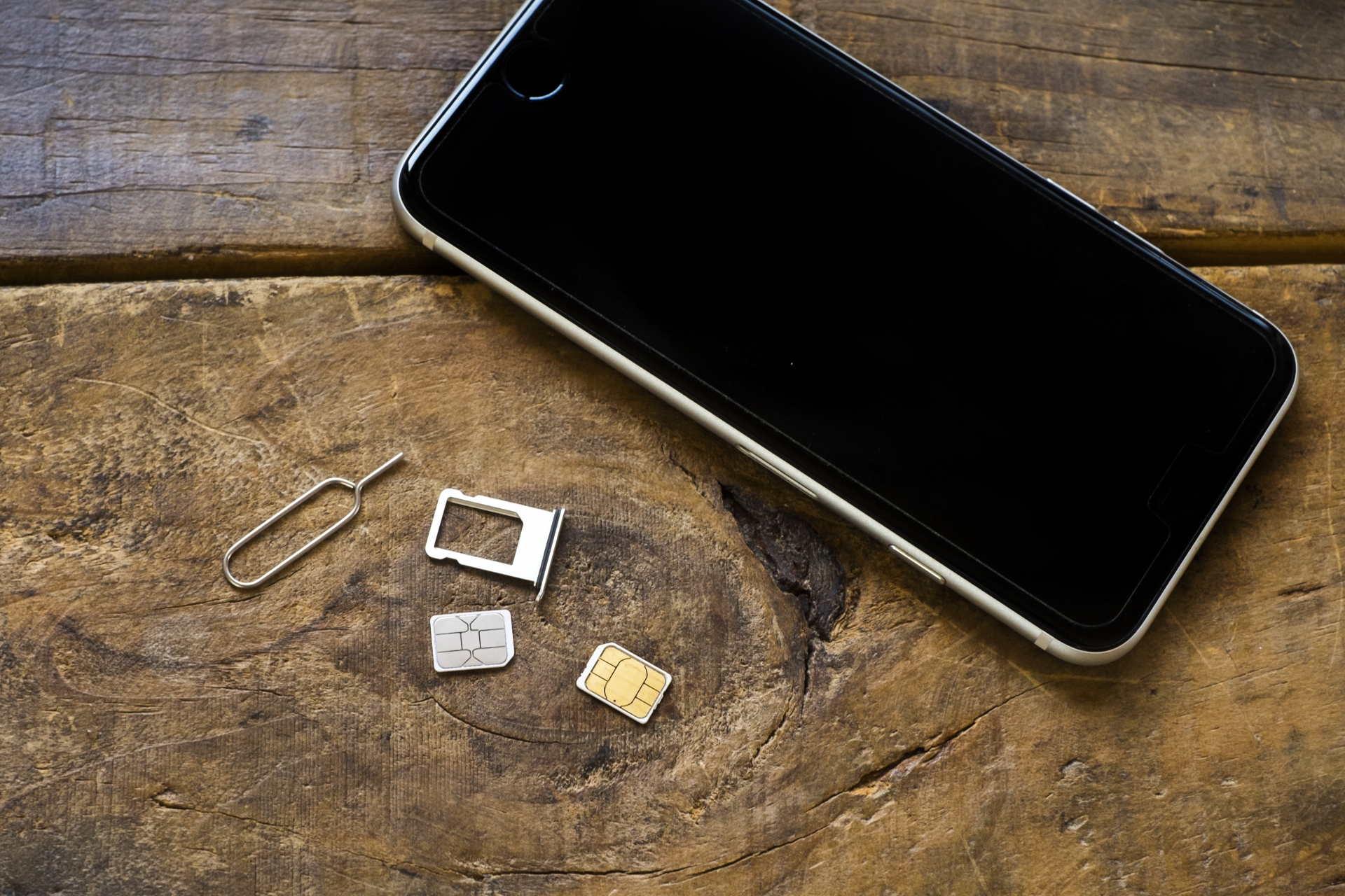 SIMカードとSIMピンとスマホ