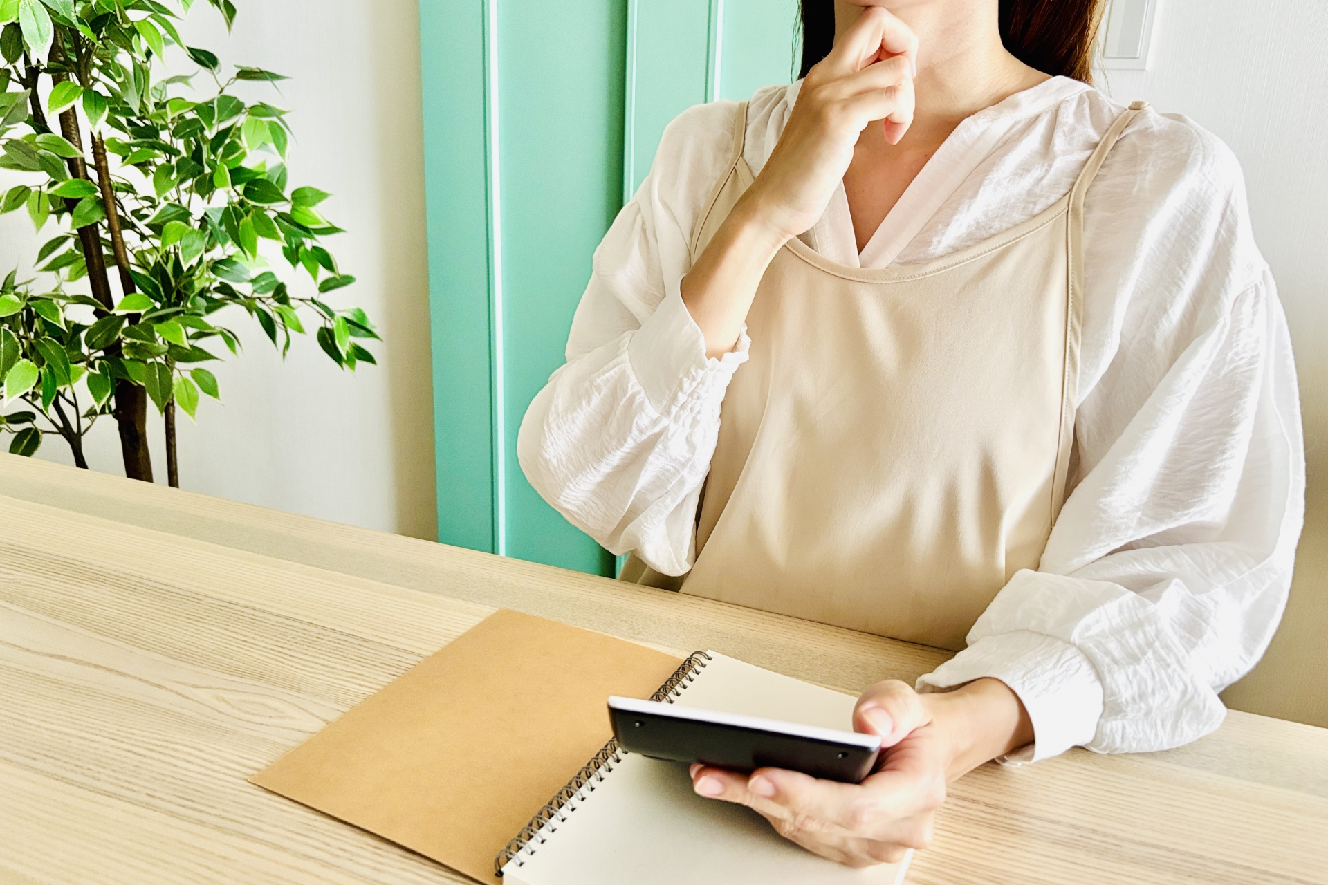 電卓で計算する女性