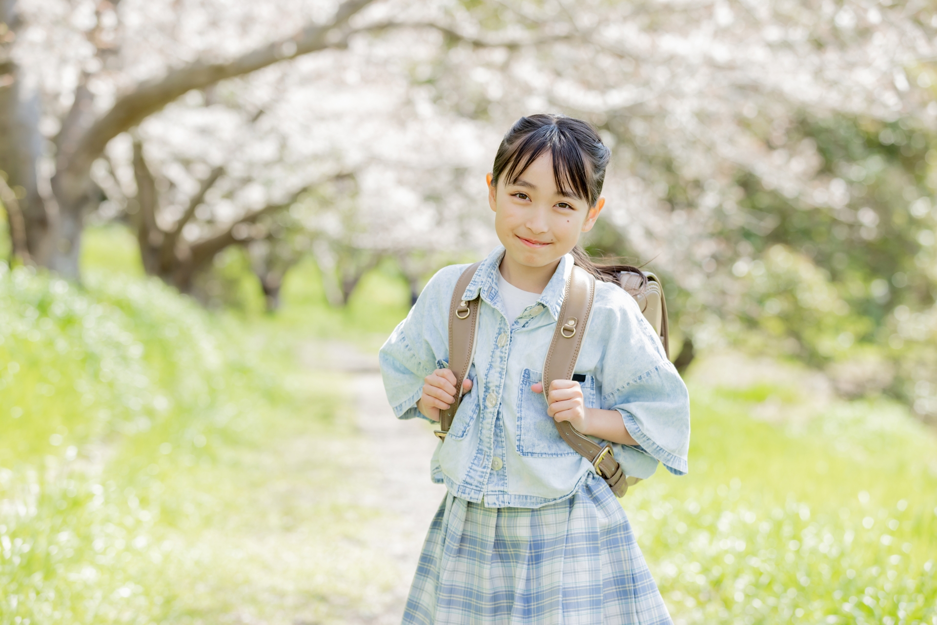 スマホを持って案内をする笑顔の女性