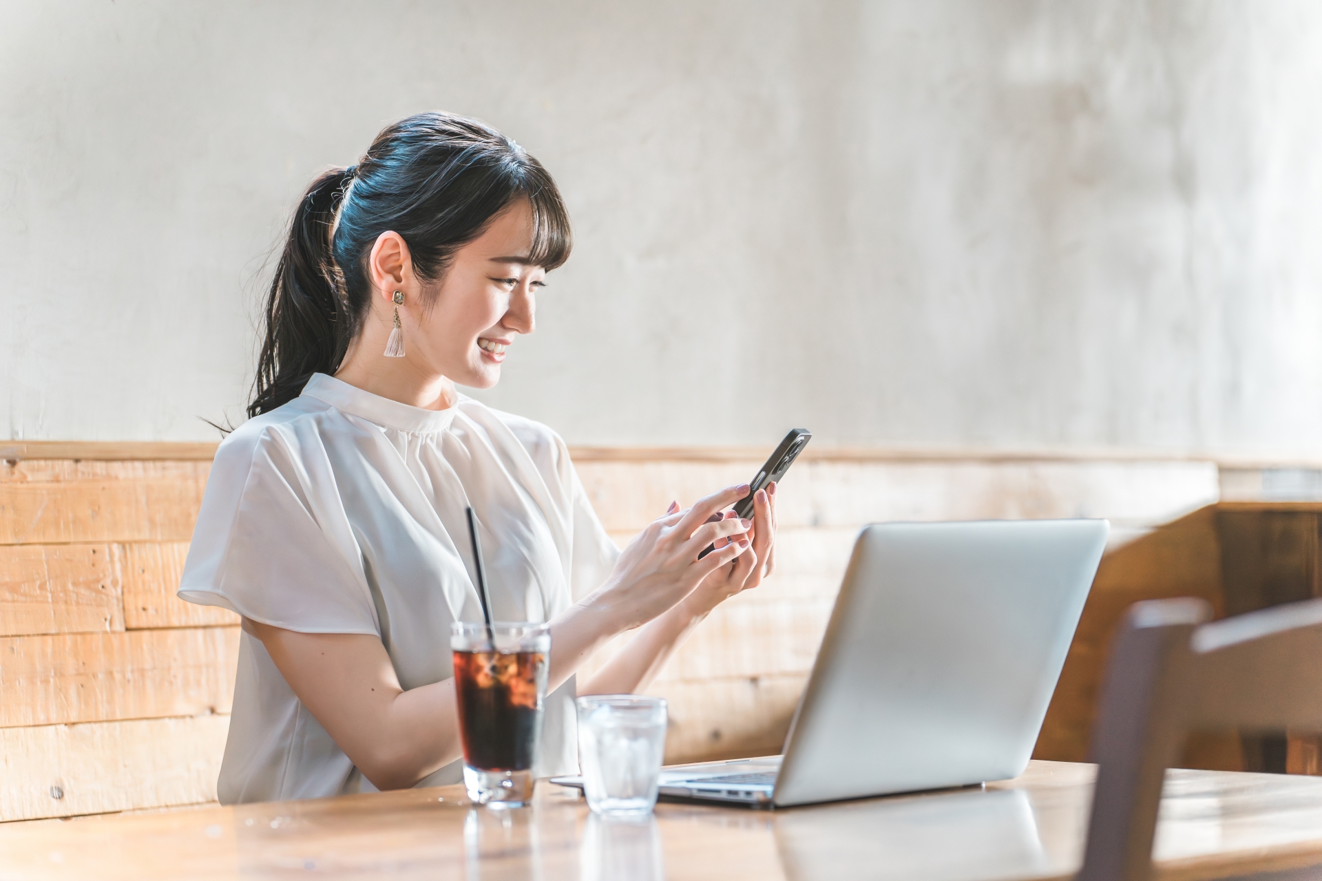 カフェや喫茶店でテレワークをする女性