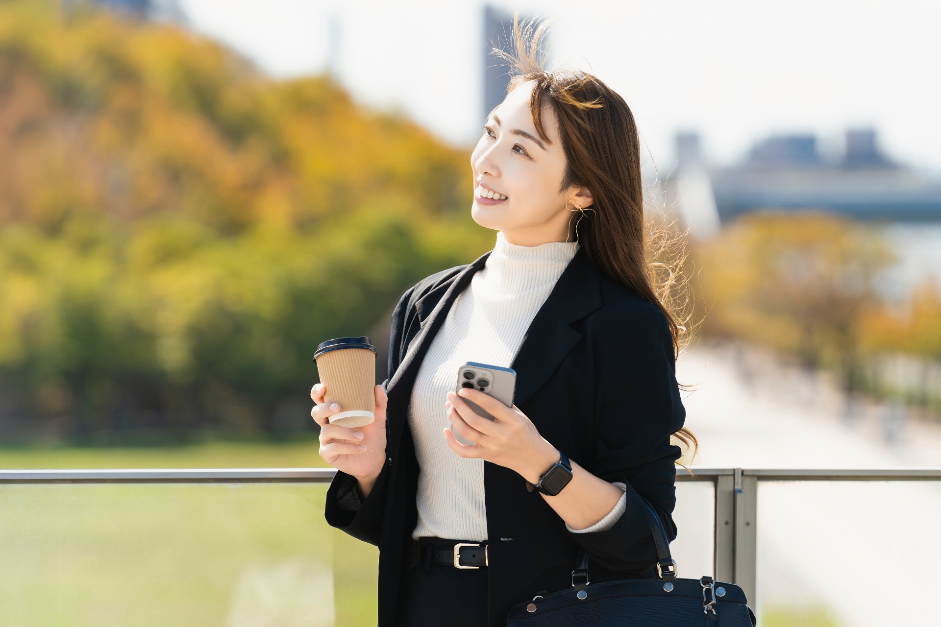遠くを見つめる女性・ビジネスウーマン