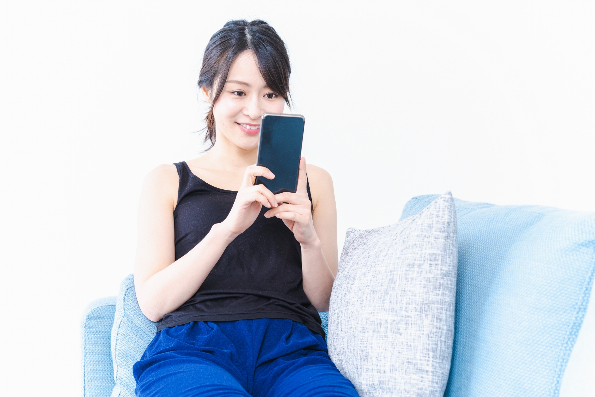 下着を着てスマホを使う若い女性