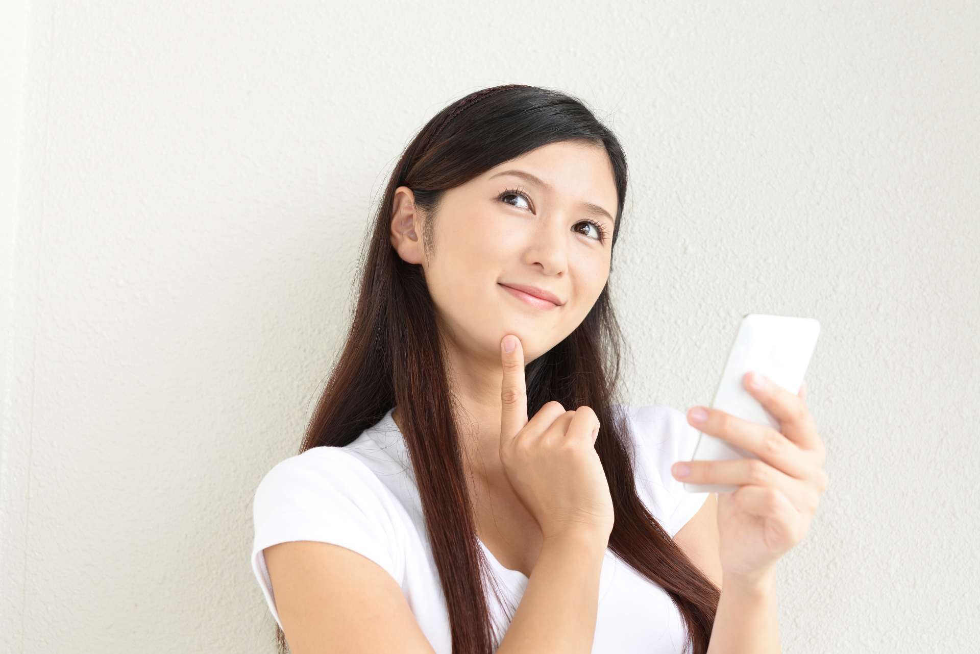 女性とスマートフォン