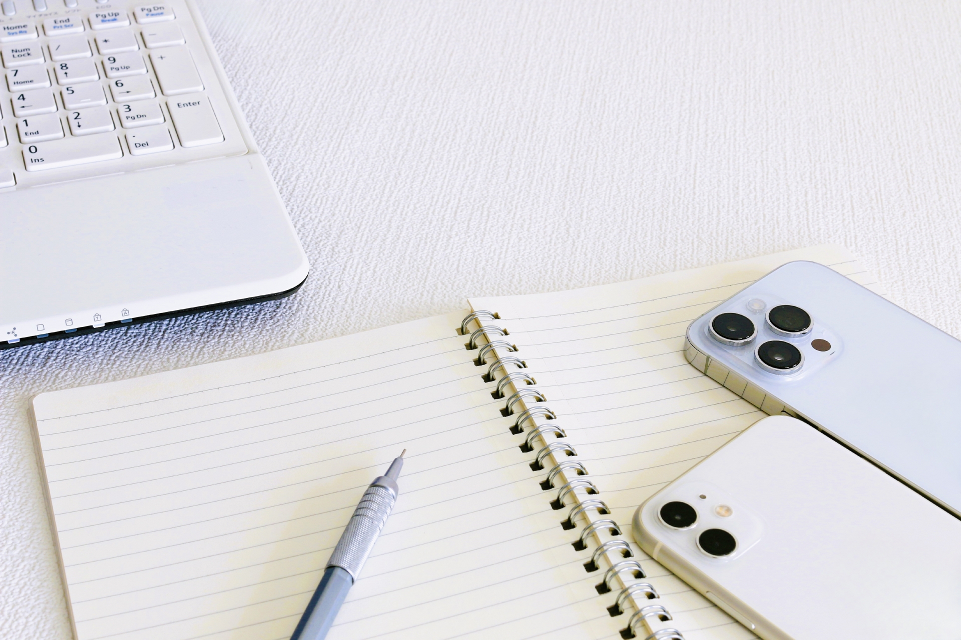 2台のスマホとパソコン