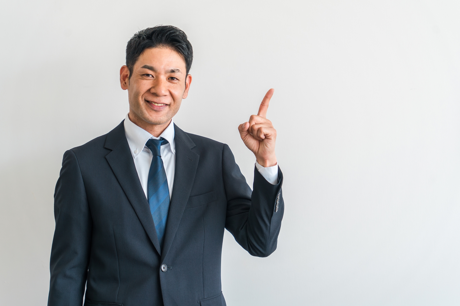 紹介するスーツ姿のビジネスマン