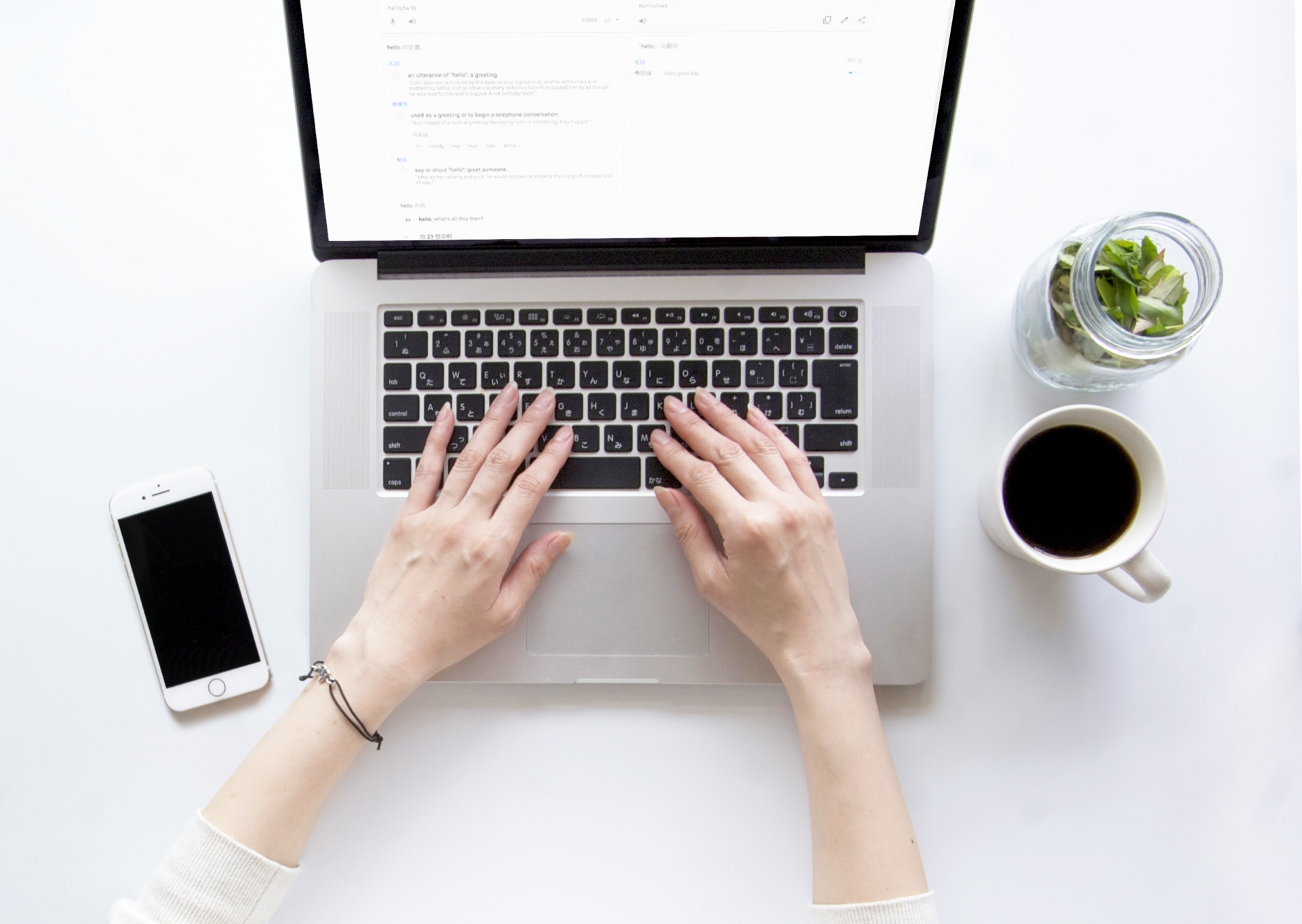 パソコンを操作する女性の手　リモートワークイメージ