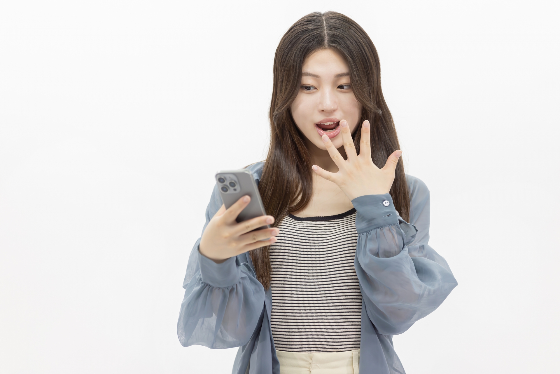 スマートフォンを使う若い女性