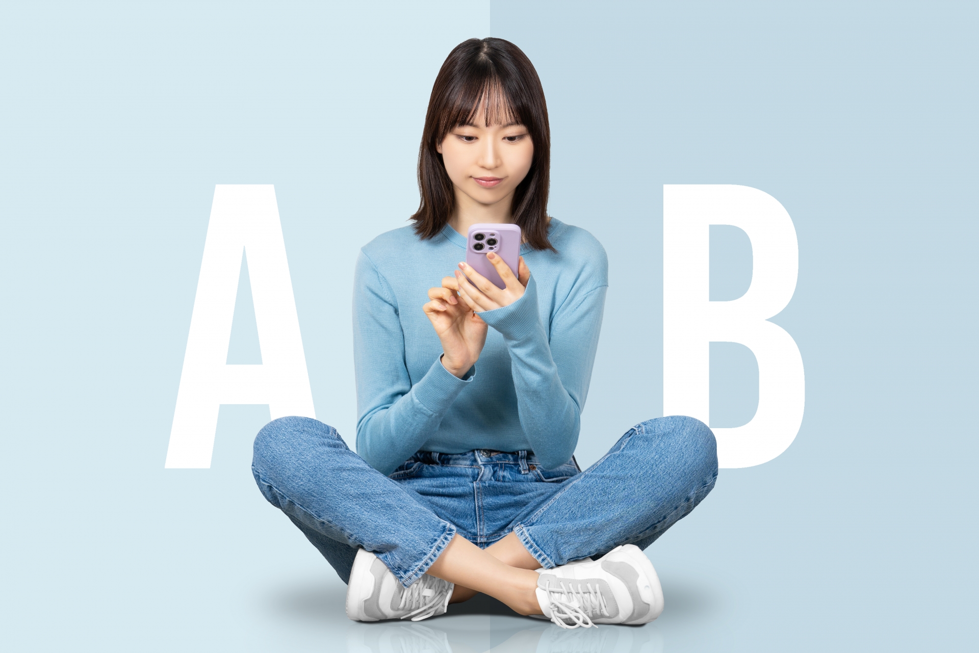 スマホを見ながら考える女性