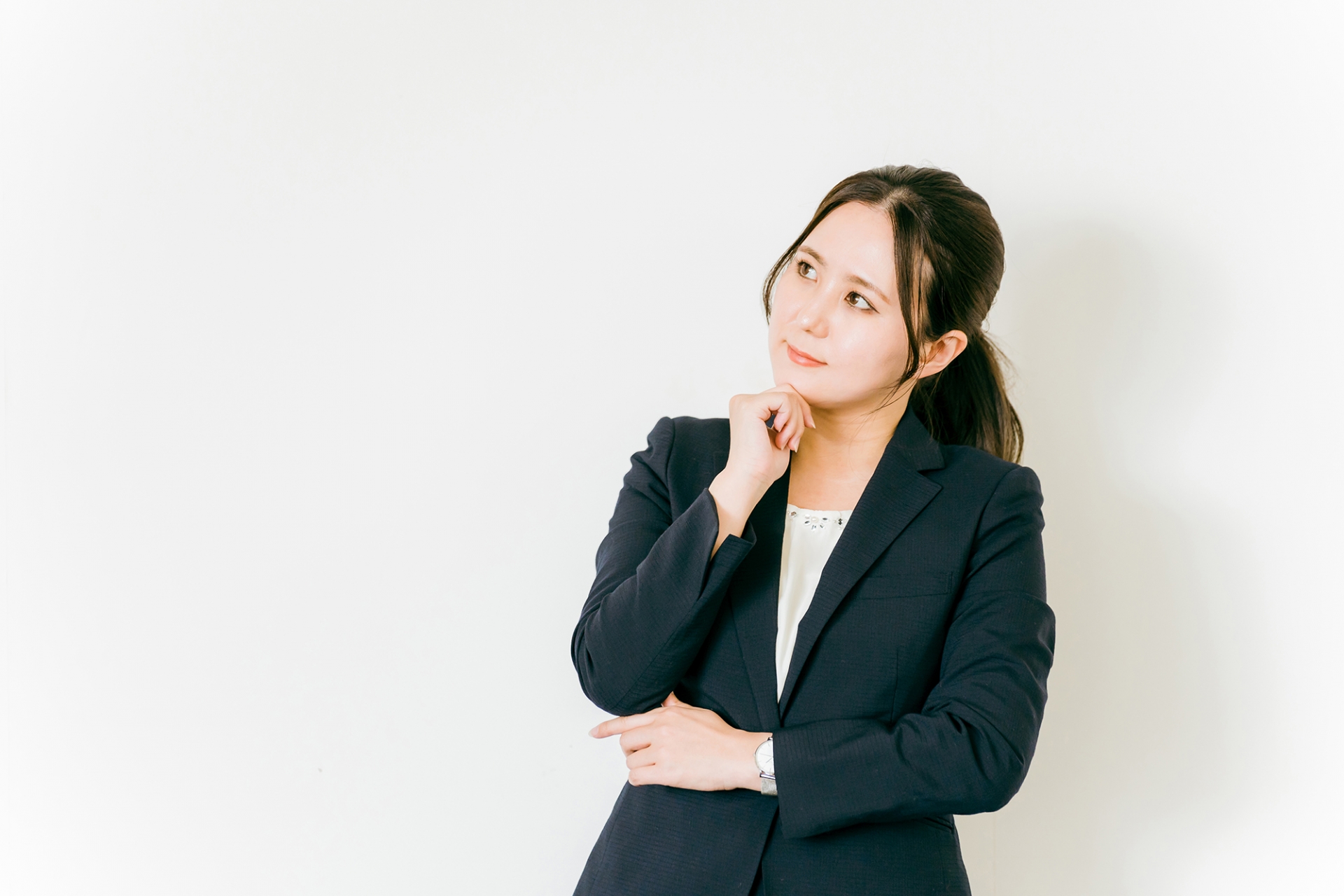 想像・迷う・妄想するビジネスウーマン