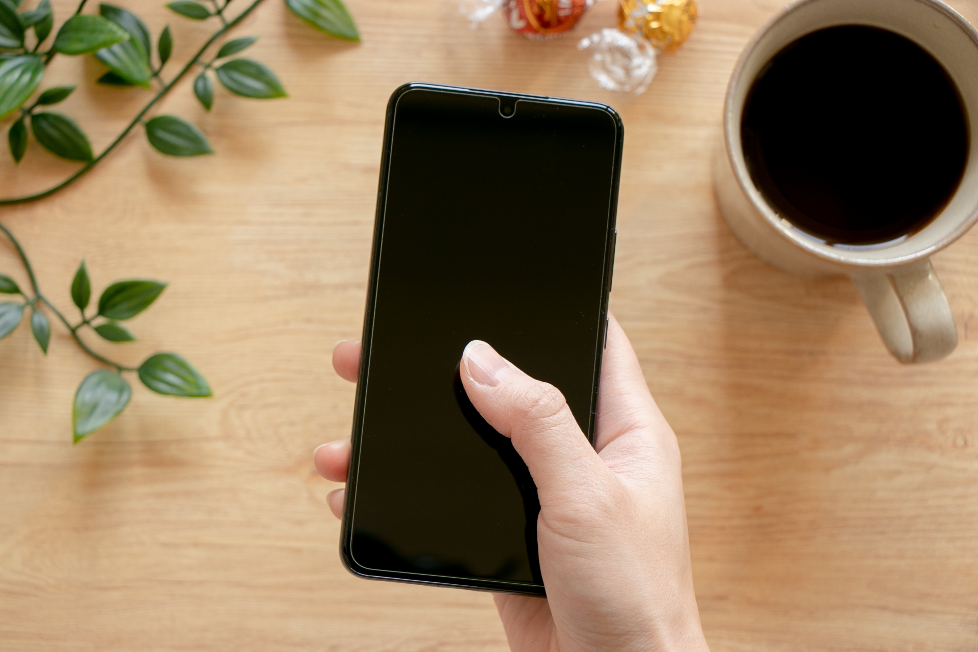 スマホを操作する手3