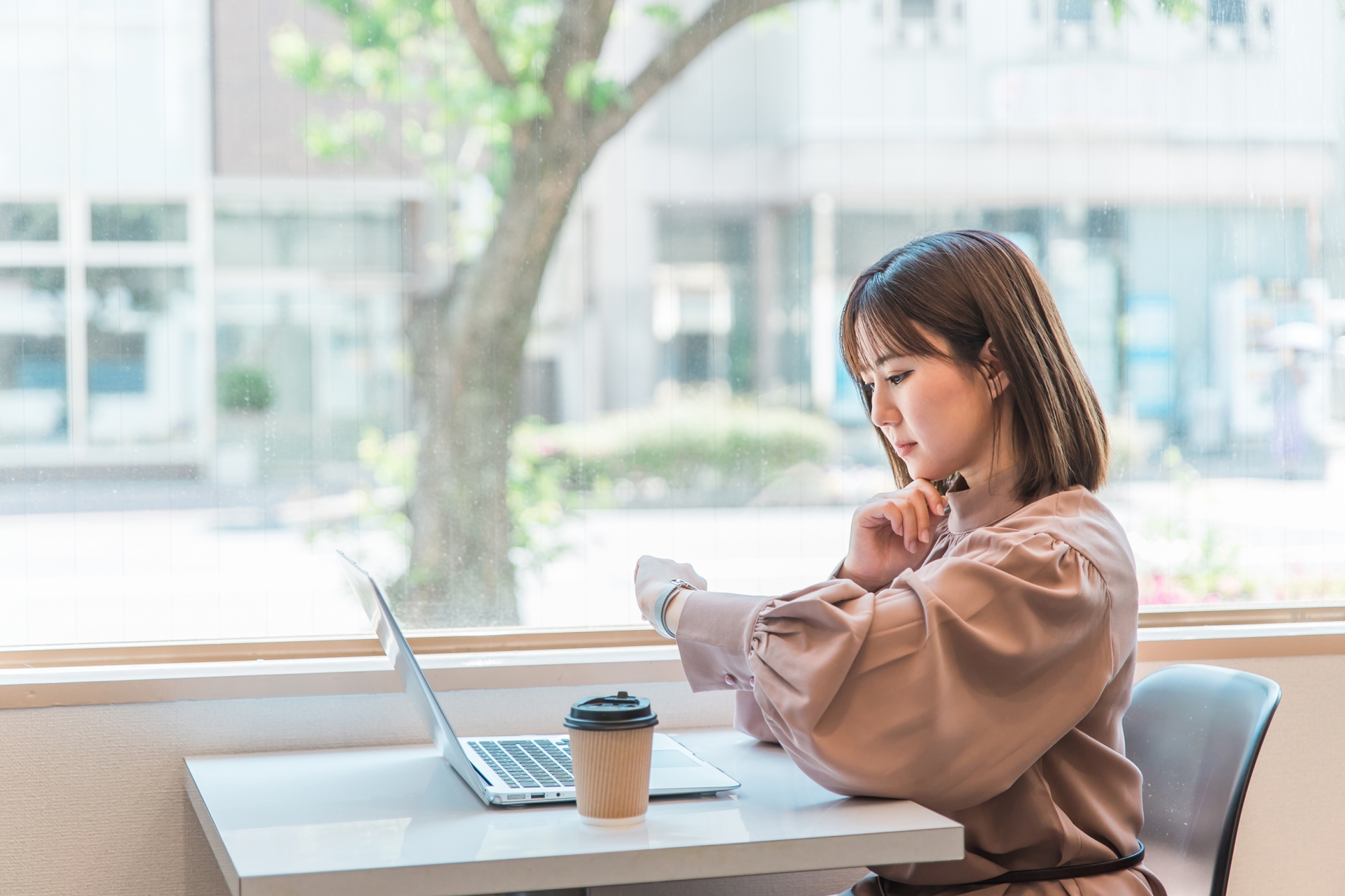 腕時計を確認する人