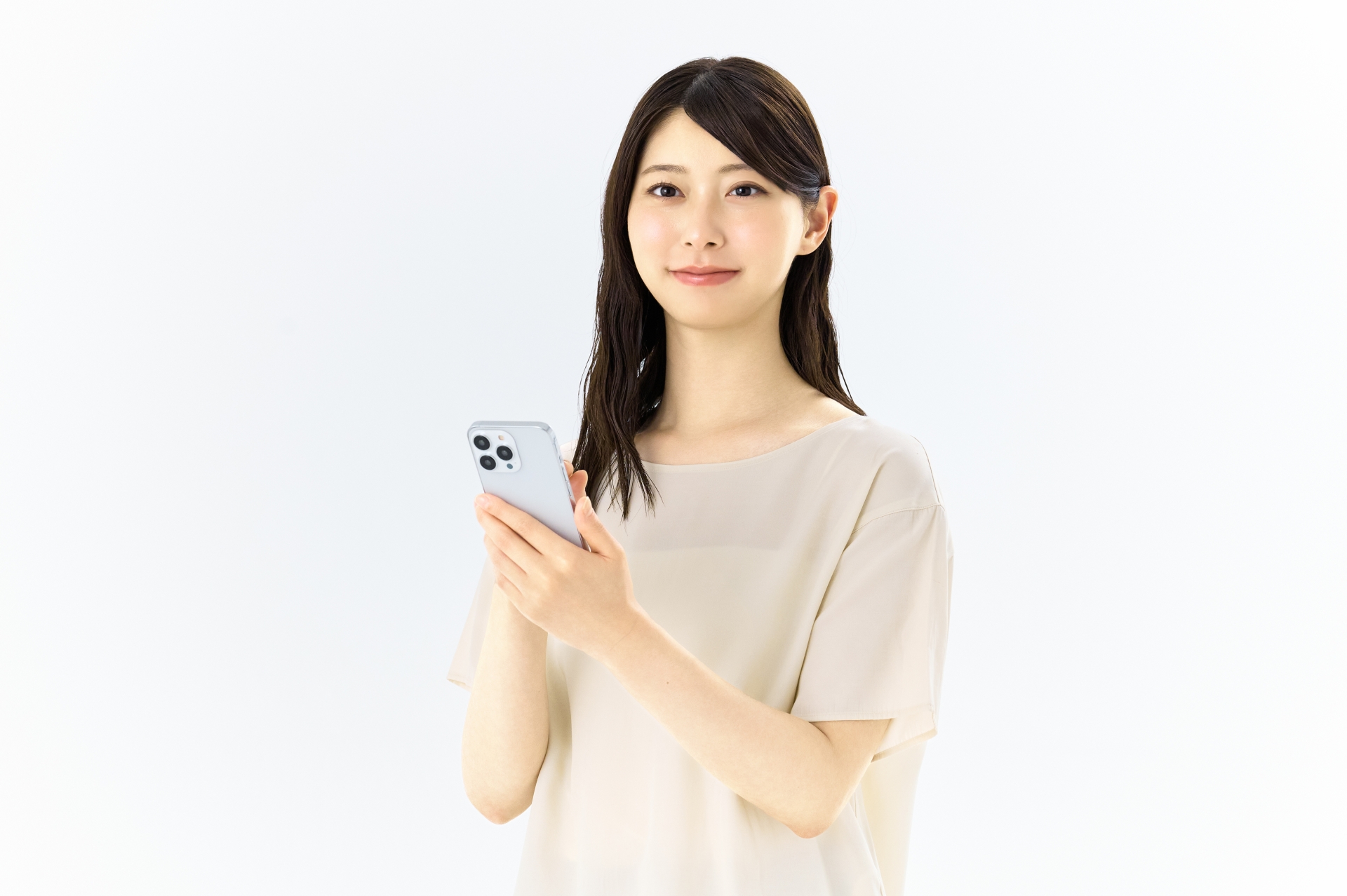スマートフォンを使う若い女性