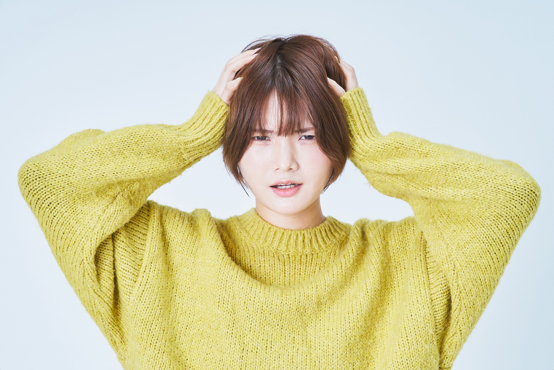 頭を抱える女性