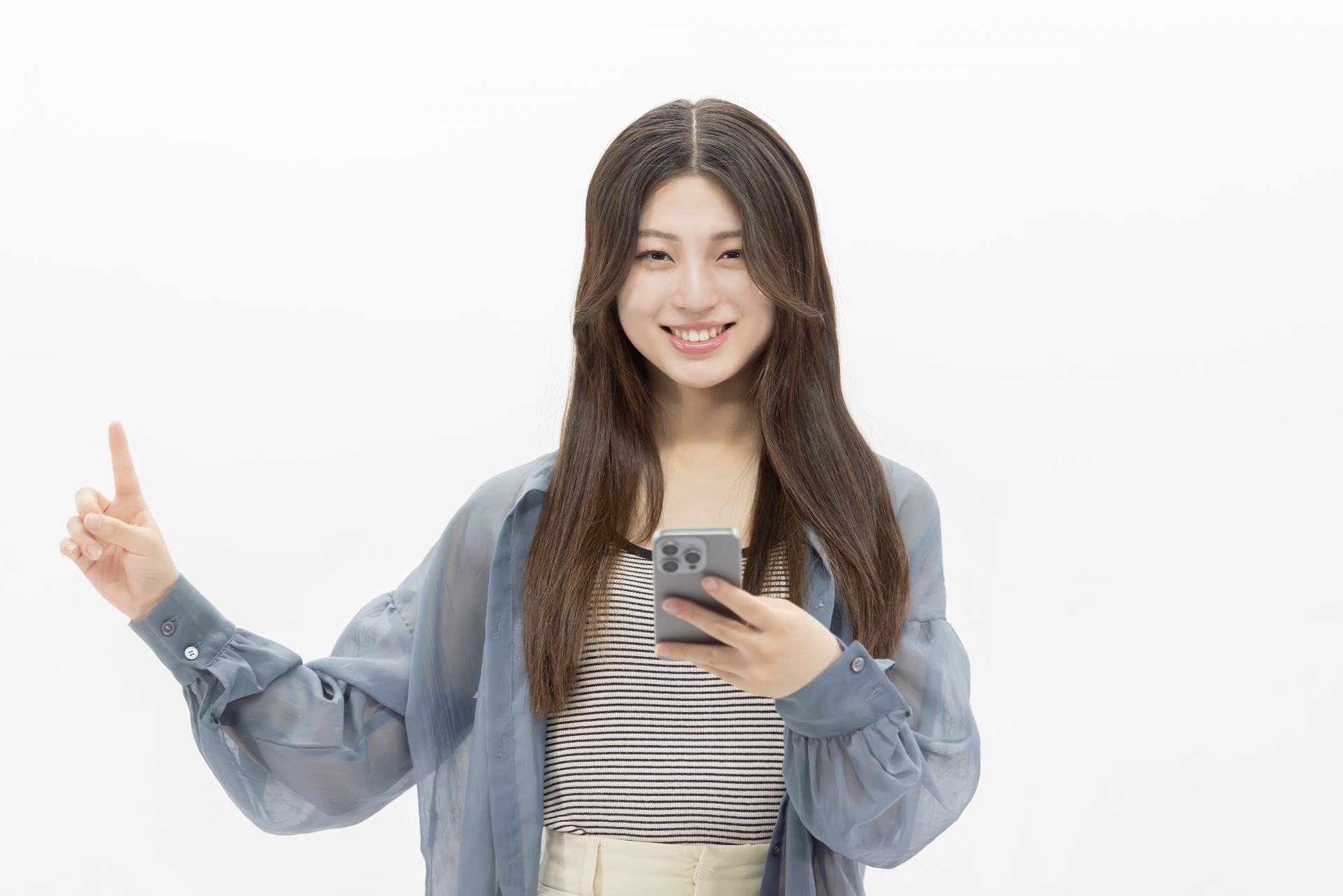 スマートフォンを使う女性